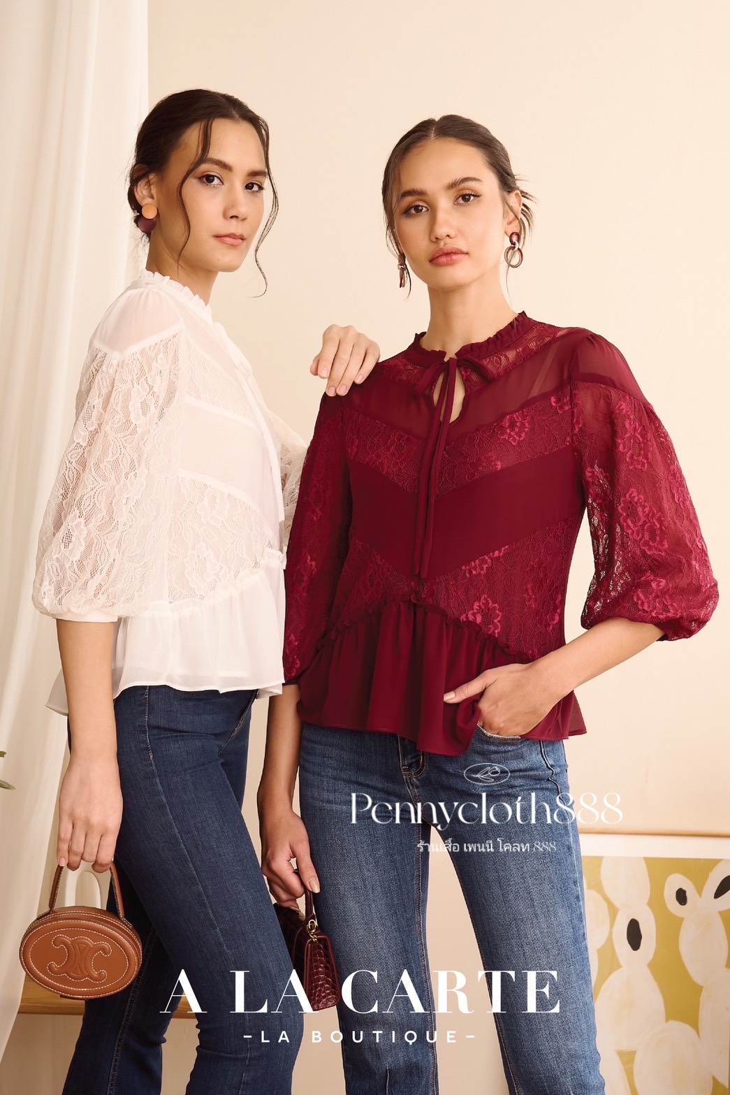 69407 เสื้อ Alacarte ชีฟองแต่งสลับผ้าลูกไม้ แขน 3 ส่วน คอกลมผูกโบ มีซับใน สีแดง ขาว เขียว