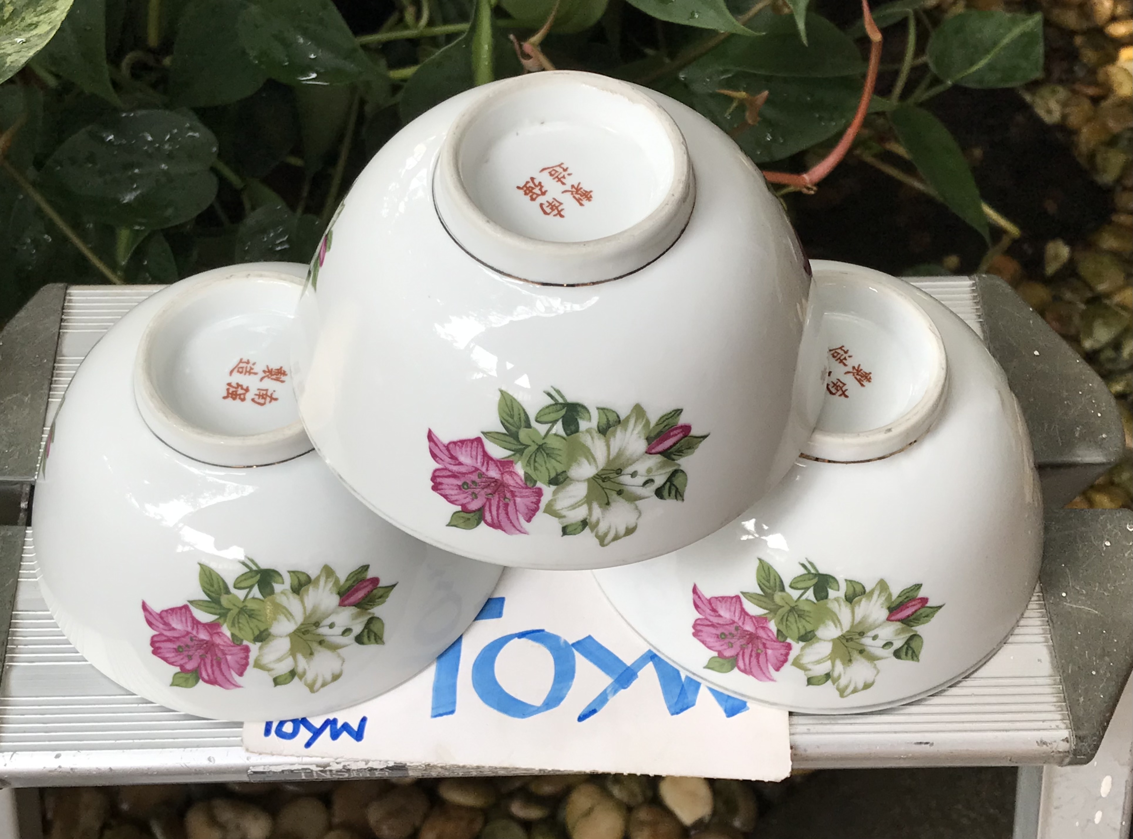 งานเก่าโบราณ ใบละ 290 บาท ถ้วย/ชามใบใหญ่ลายดอกผักบุ้งปั๊มอักษรจีน ดอกสวย ดอกใหญ่ ขนาดกว้าง 13 ซม สูง 7 ซม