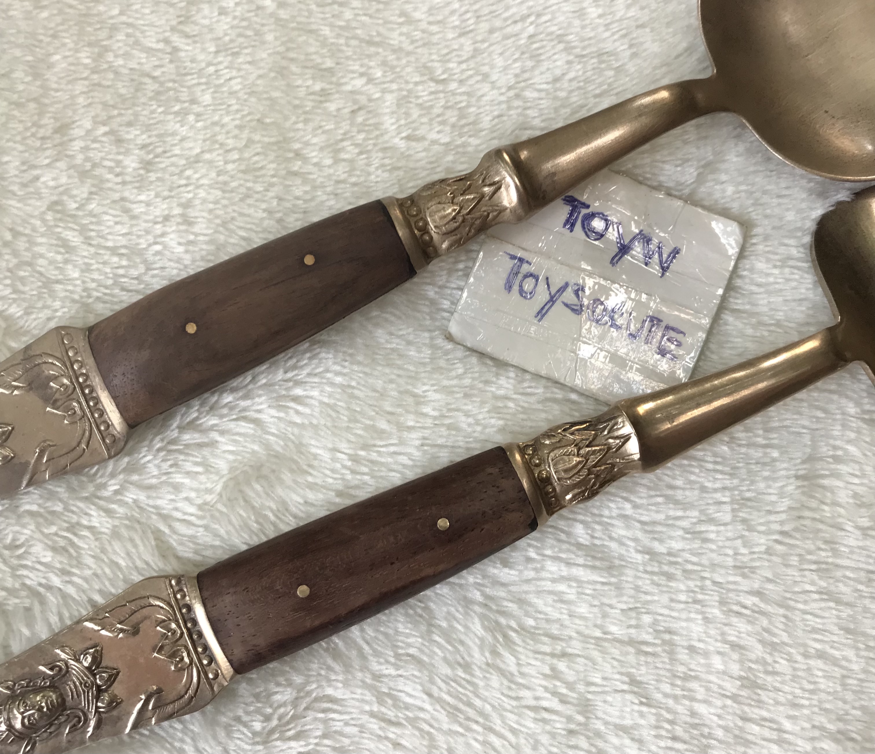 ตำหนิปลายส้อม ช้อนส้อมสลัดทองเหลืองด้ามไม้ ลายเทพพนม Vintage brass salad fork and spoon/Serving Set Fork And Spoon