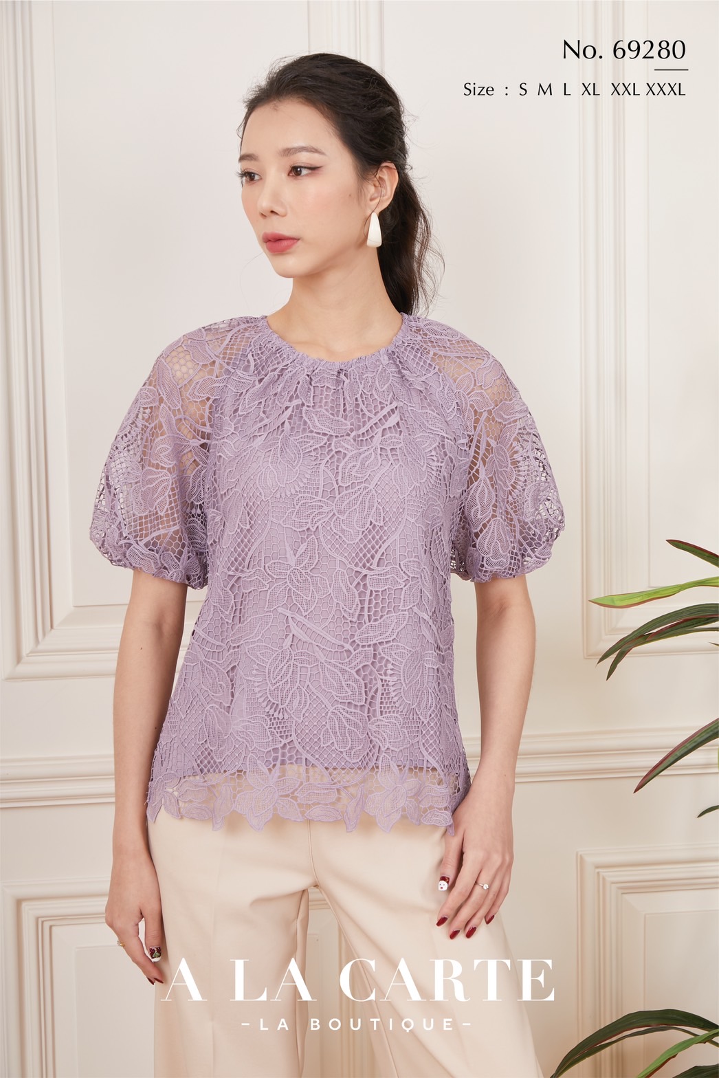 69280 เสื้อลูกไม้แขนสั้นเนื้อทอขึ้นใหม่ มีซับใน ชายเสื้อเลาะเชิงตามขอบดอก ทรงแขนสั้นใส่สม็อกยืดได้ ส้มอิฐ M,L,2XL,3XL เทาอมเขียว L,2XL,3XL
