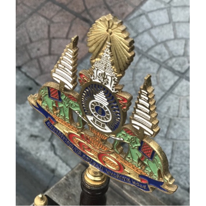 1 คู่ ตราสัญลักษณ์พระราชพิธีกาญจนาภิเษก ในหลวงรัชกาลที่ 9 วโรกาสครองราชย์มากว่า 50 ปี พุทธศักราช 2539 ในโอกาสที่พระบาทสมเด็จพระปรมินทรมหาภูมิพลอดุลยเดช เถลิงถวัลยราชสมบัติครบ 50 ปี 9 มิถุนายน 2539 ขนาดฐานไม้กว้าง 9 นิ้ว สูง 19 นิ้ว / ขนาดตราสัญลักษณ์ ฯ กว