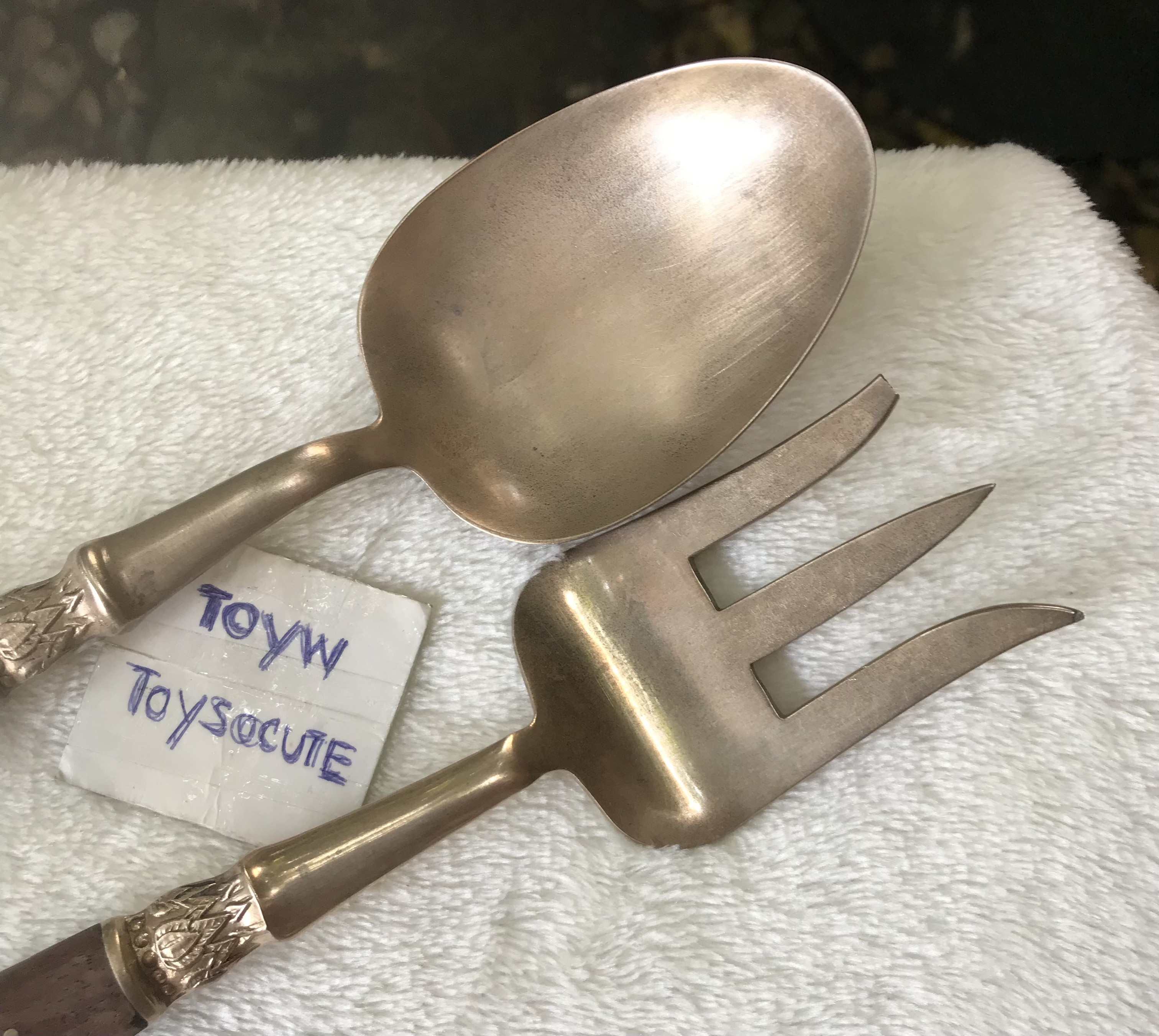 ตำหนิปลายส้อม ช้อนส้อมสลัดทองเหลืองด้ามไม้ ลายเทพพนม Vintage brass salad fork and spoon/Serving Set Fork And Spoon