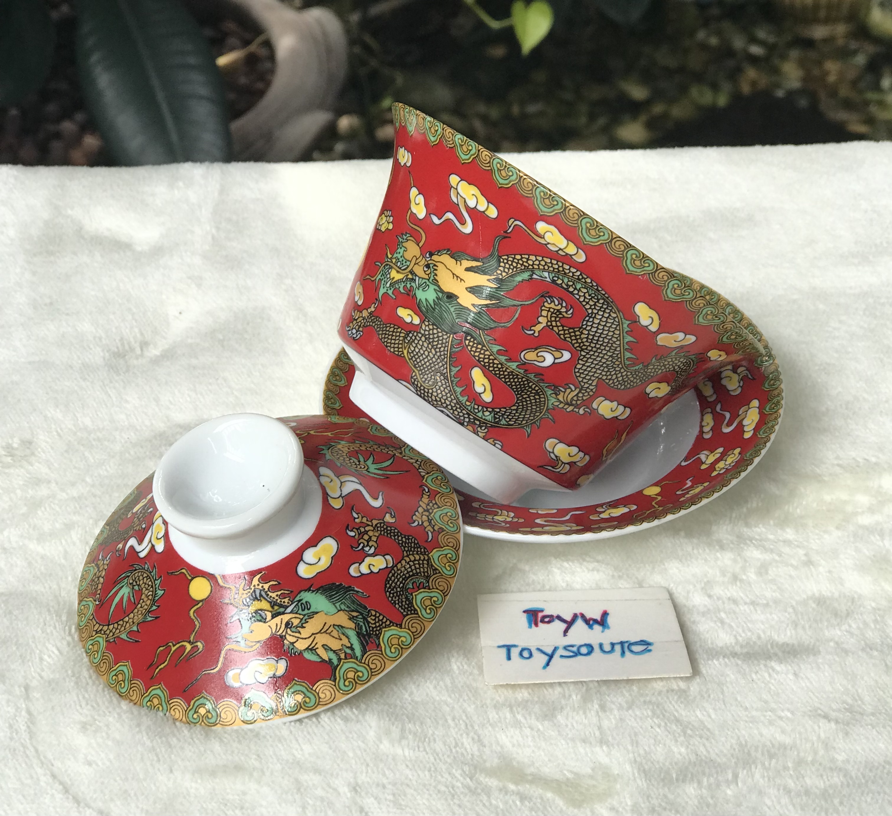 ถ้วยรินน้ำชาฮ่องเต้ เนื้อกังใส ลวดลายมังกรพื้นสีแดง พร้อมจานรองป้องกันความร้อน และฝาปิดเพื่อรักษาอุณหภูมิความร้อน