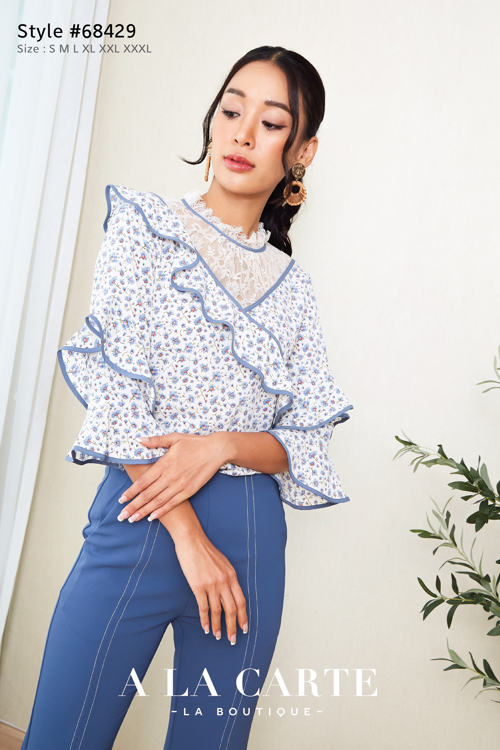 68429 เสื้อ A La Carte ผ้าจอเจียร์พิมพ์ลายดอก เนื้อผ้านุ่มคลายตัวใส่สบาย ดีเทลกุ๊นสี แต่งระบายลำตัวและแขนเสื้อ ช่วงอกลูกไม้คอร์ดแต่งด้วยเชิงลูกไม้ สีขาว S,M สีชมพู S,M,XXL