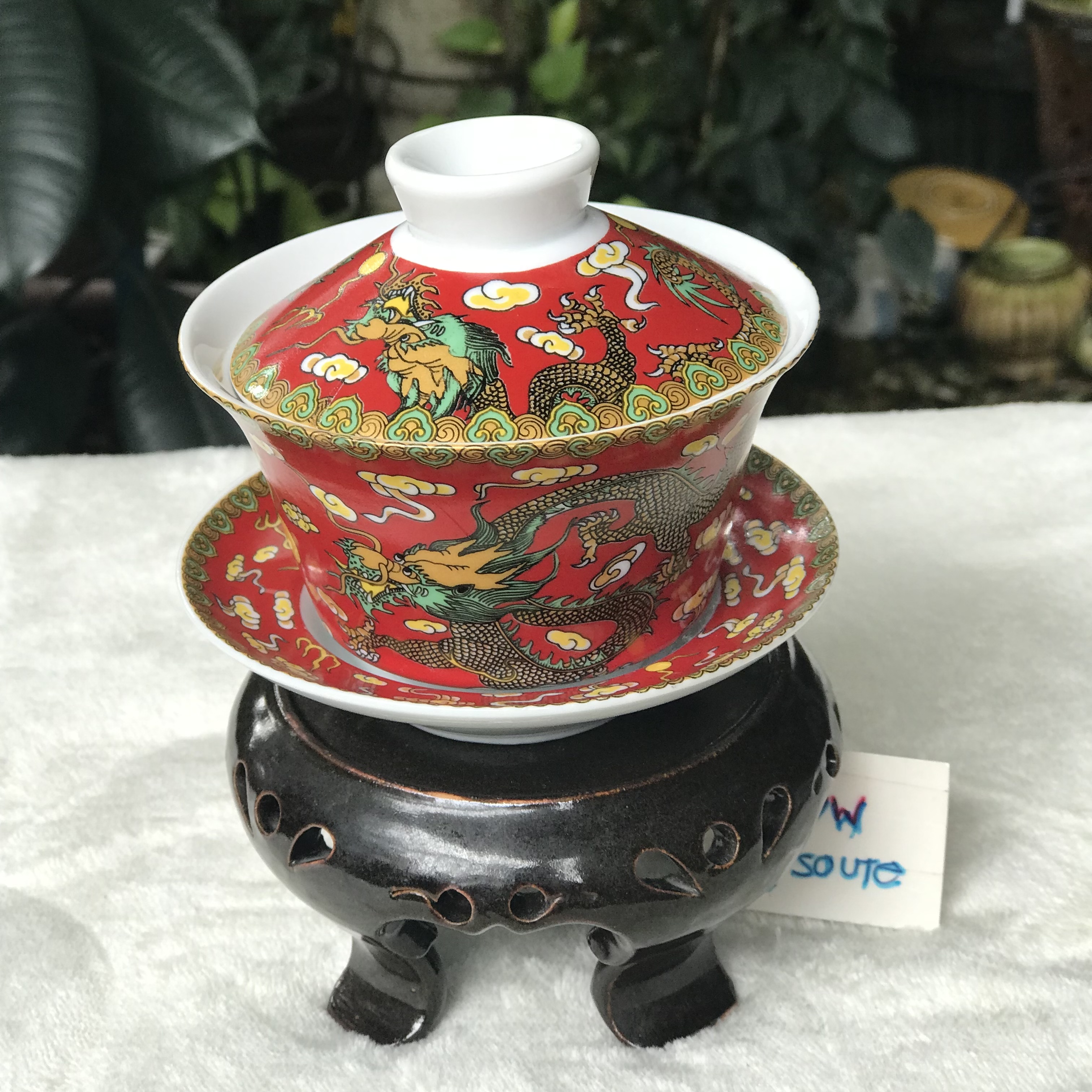 ถ้วยรินน้ำชาฮ่องเต้ เนื้อกังใส ลวดลายมังกรพื้นสีแดง พร้อมจานรองป้องกันความร้อน และฝาปิดเพื่อรักษาอุณหภูมิความร้อน