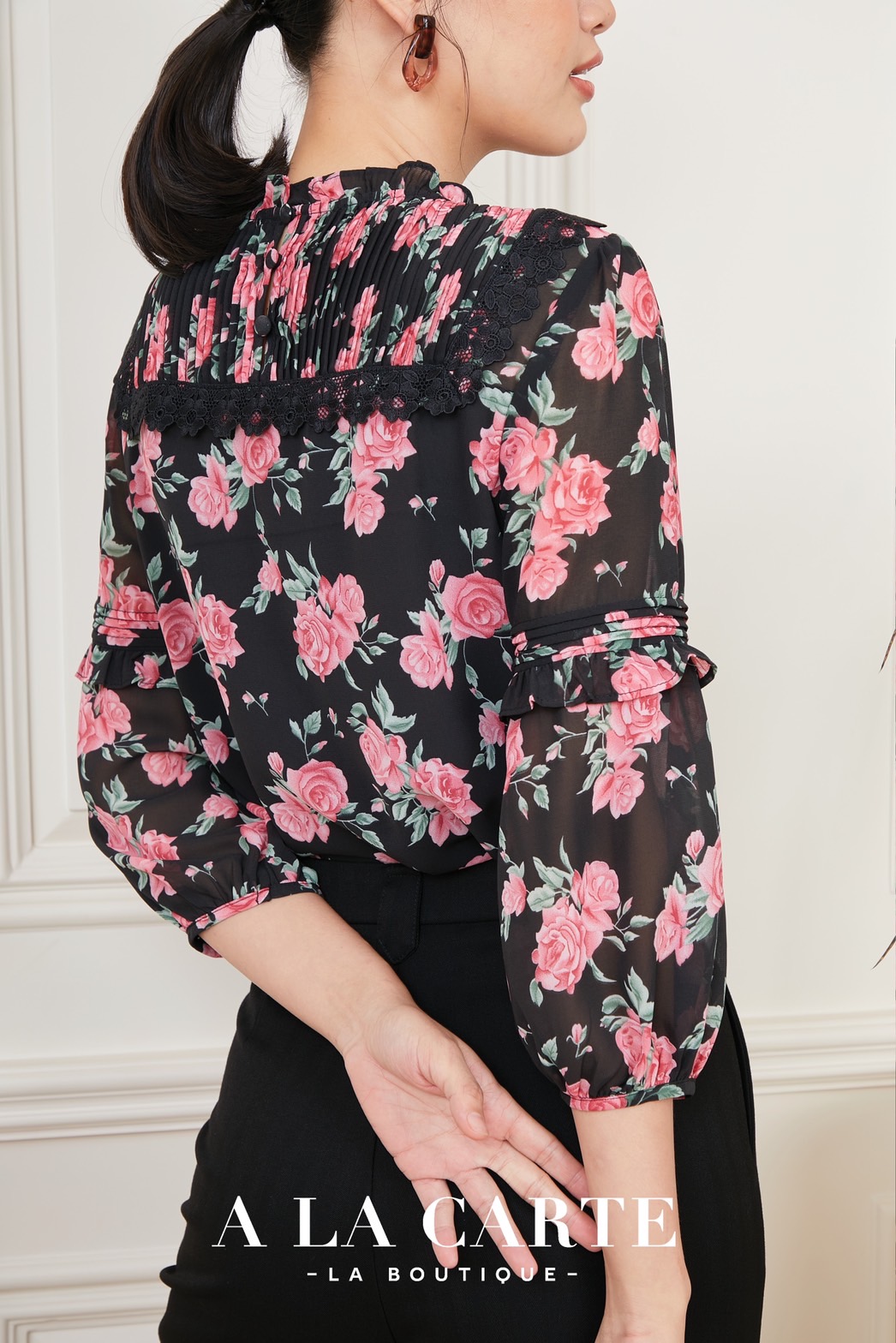 68851 🌸 A La Carte 🌸เสื้อชีฟองพิมพ์ลายดอกกุหลาบ ตีเกล็ดวางสลับแนวนอนแนวตั้ง ตัดต่อใส่เชิงทริมลายดอก แขนตัดต่อและเชื่อมด้วยการตีเกล็ดมีระบาย ทรงพองออกสวย สีดำ S,M,XL-3XL ฟ้า S ชมพู S