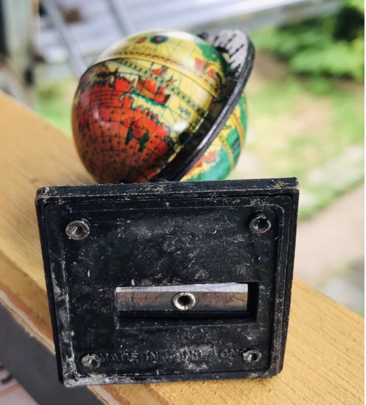 Antique Pencil Sharpener - Hong Kong กบเหลาดินสอเหล็กวินเทจ กบเหลาดินสอโบราณ สเตชันเนอรี Retro รูปทรงลูกโลก เครื่องเล่นแผ่นเสียง,เก็บสะสม ตั้งโชว์ แต่งบ้าน แต่งร้านสวยๆ