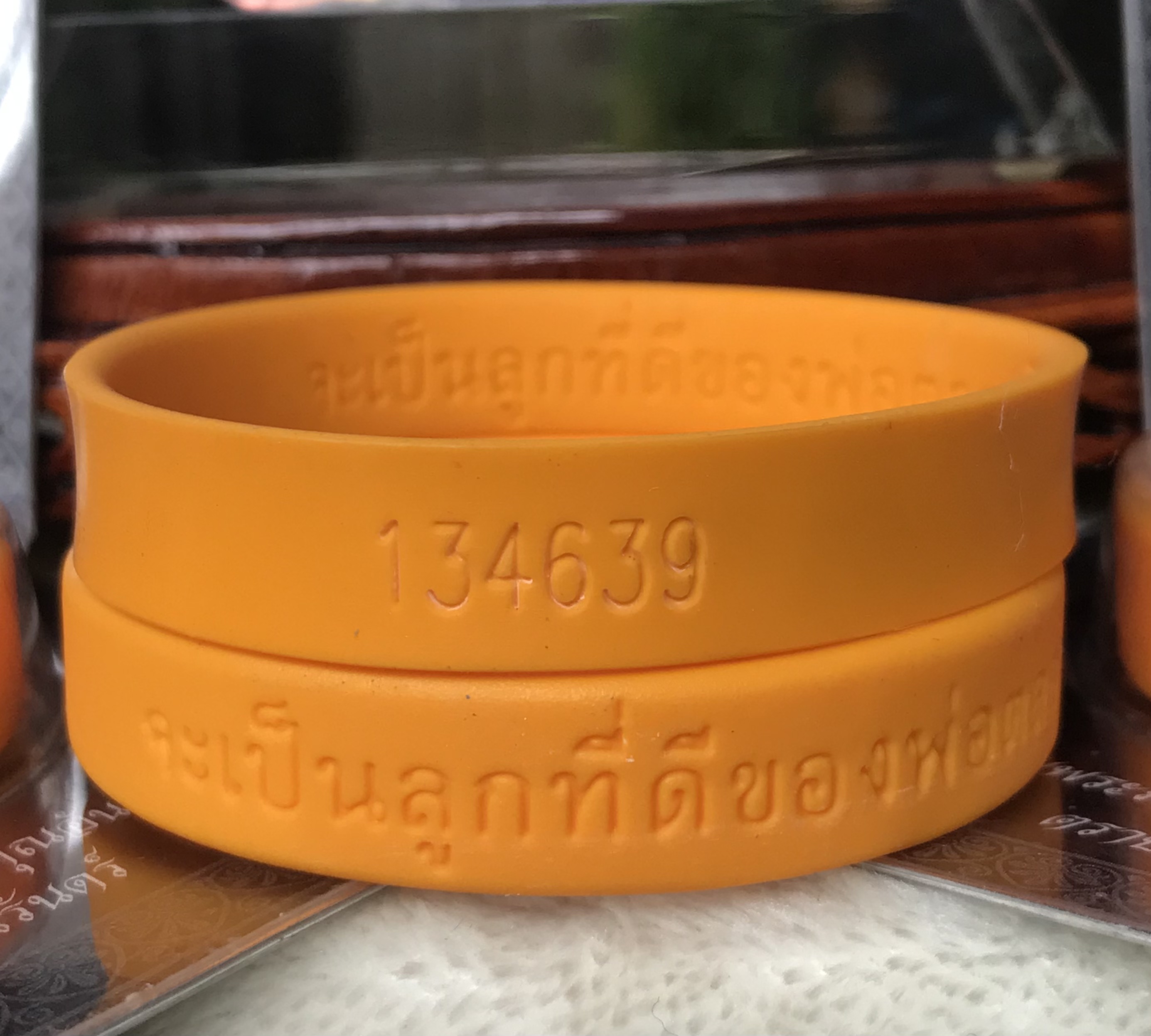 รำลึกถึงพ่อหลวง รัชกาลที่ 9 สายข้อมือสีเหลือง ข้อความด้านนอก "จะเป็นลูกที่ดีของพ่อตลอดไป I Love My Father” ด้านในมีหมายเลขกำกับทุกชิ้น