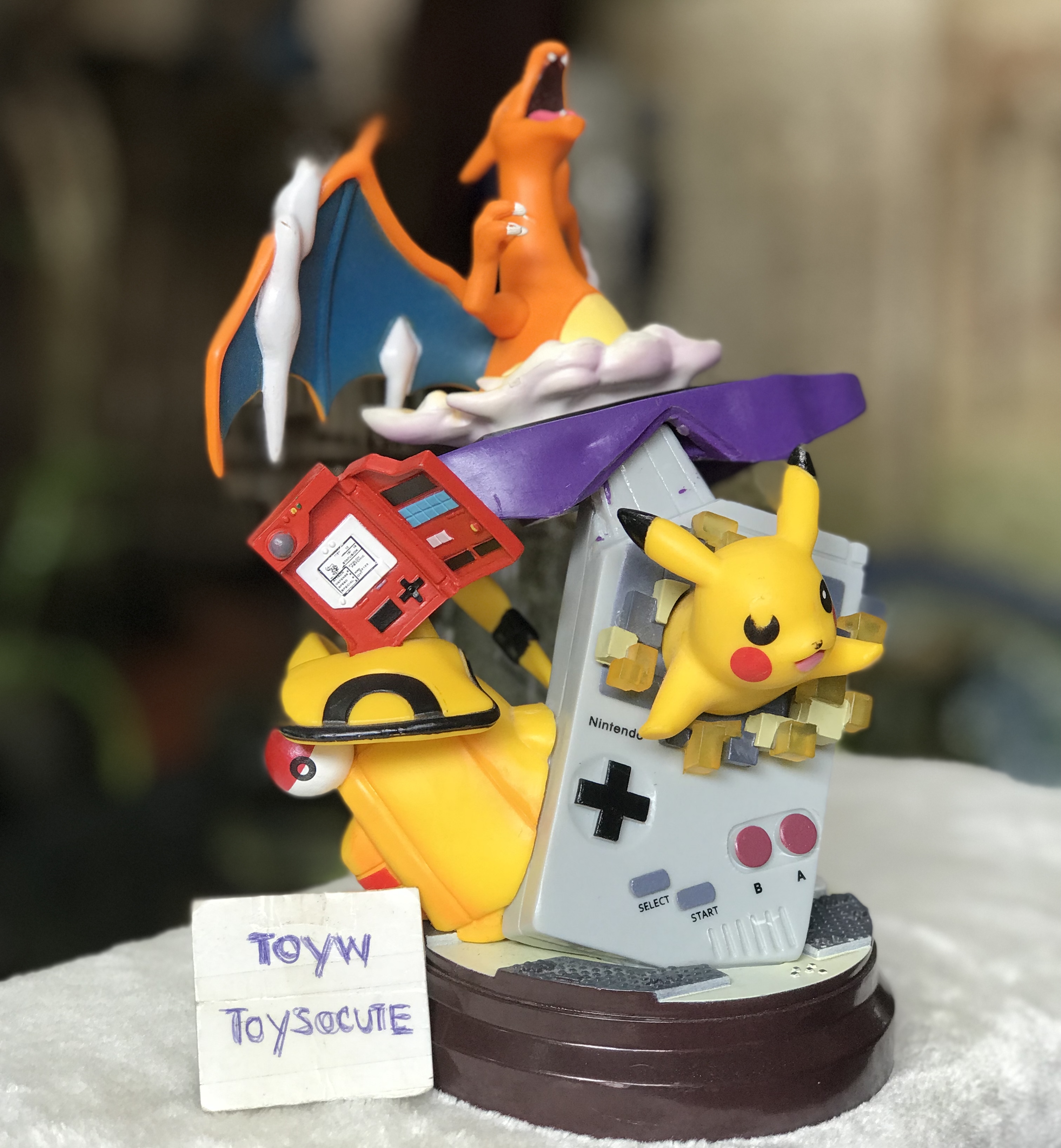 ￼มีตำหนิตามภาพ ฟิกเกอร์ Pokemon โปเกมอน Pikachu พิกะจู Pokemon Pikachu Charizard Figure Statue Model Desktop Decoration