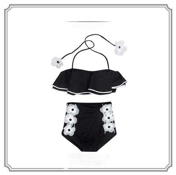 **พร้อมส่ง**บิกินี่ชุดว่ายน้ำทูพีซ two-pieces สีดำ เล่นดีเทล sexy เล็กๆ แต่งระบายผูกโบว์เล็กๆ น่ารักรูปดอกไม้สีขาวที่คอ พร้อมกางเกงเอวสูงแต่งดอกไม้ สดใสน่ารักรับลมทะเล สวยเหมือนแบบค่ะ