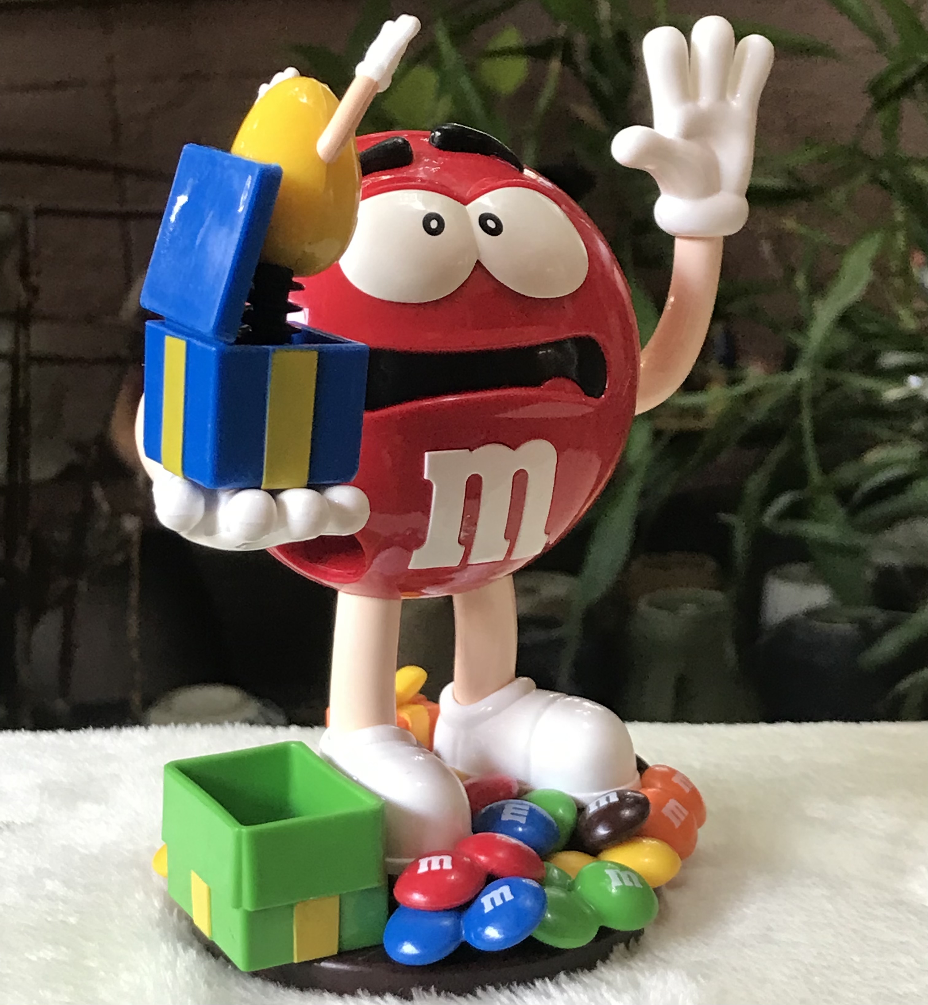 ￼โมเดล ตุ๊กตา M&M เอ็ม แอนด์ เอ็ม เปิดฝาหลังได้ แขนขยับได้ M&M Jack in the box Chocolate Candy Dispenser Toy
