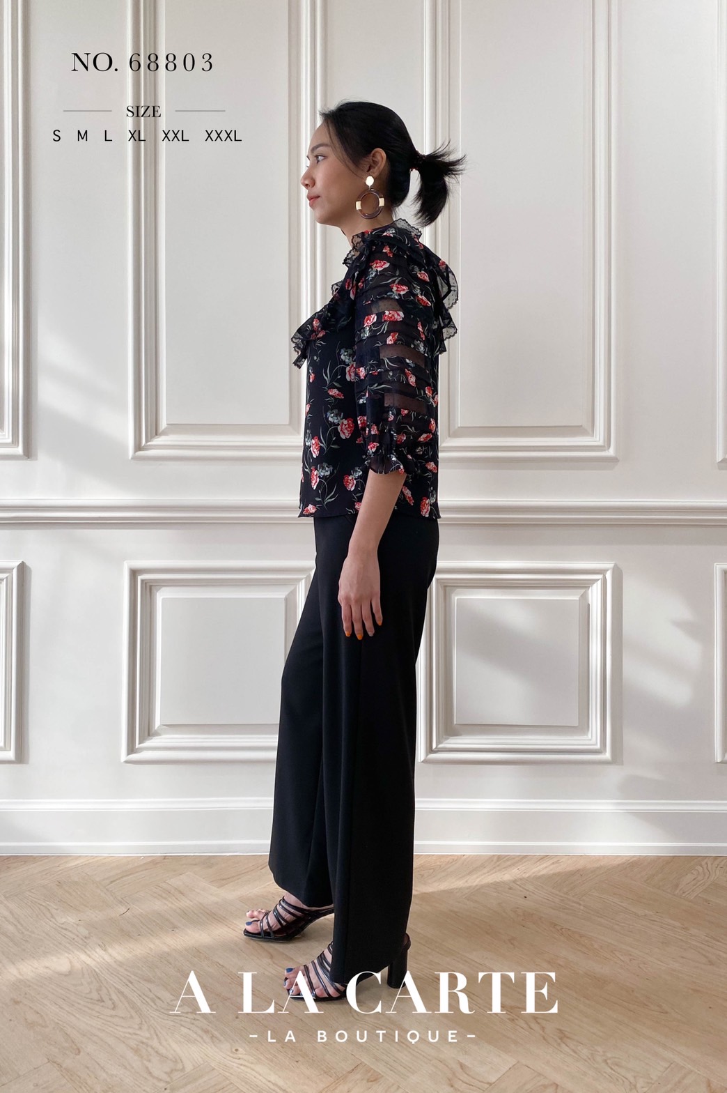 68803🍁A La Carte⚘️ 🍁เสื้อชีฟองพิมพ์ลาย ดีเทลตัดสลับทริมลูกไม้แบบชิ้นต่อชิ้น เรียงกันที่ช่วงอกและแขนเสื้อ คอปลดกระดุมได้ มีระบายโค้งรอบคอ แขนเสื้อ 3 ส่วนสม็อกยางยืดมีระบาย สีชมพู M สีฟ้า S สีดำ M,XL,2-XL