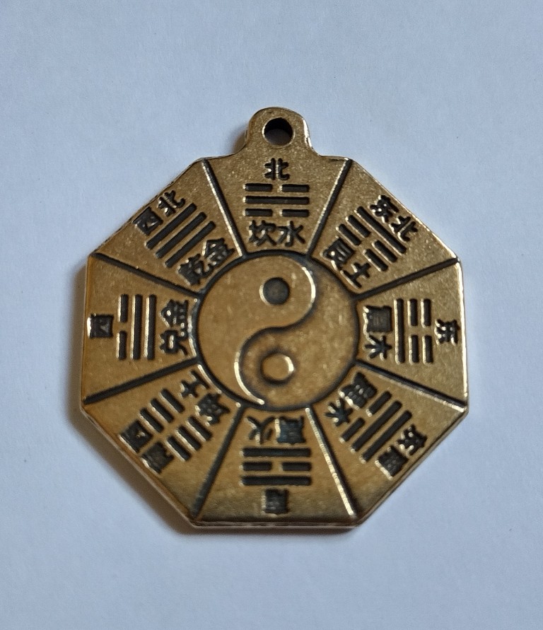 เหรียญมงคล ยันต์แปดเทิศ 8หลี่ยม
