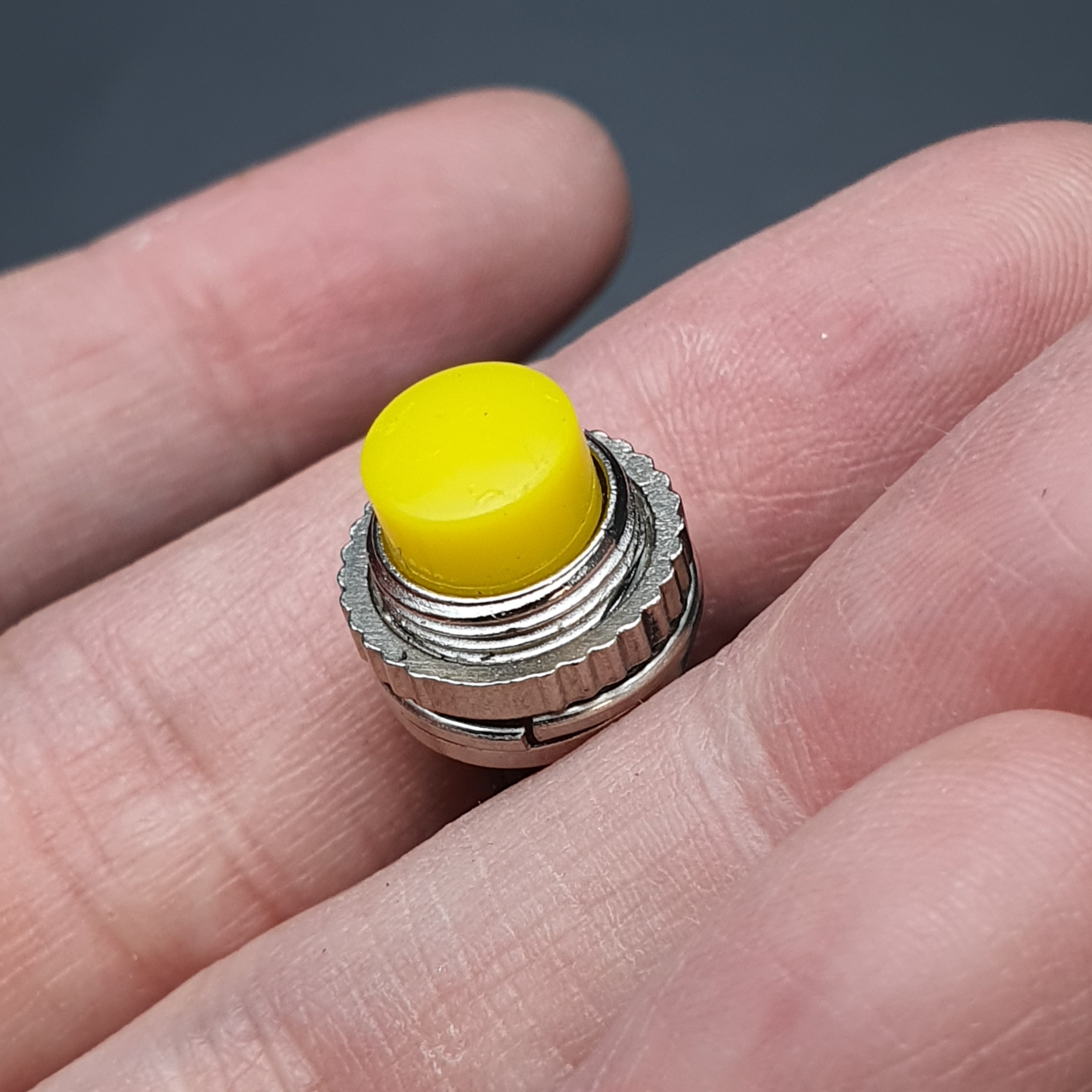 สวิตช์ กดติด/ปล่อยดับ DS-314 10mm (สีเหลือง) 1 ชิ้น