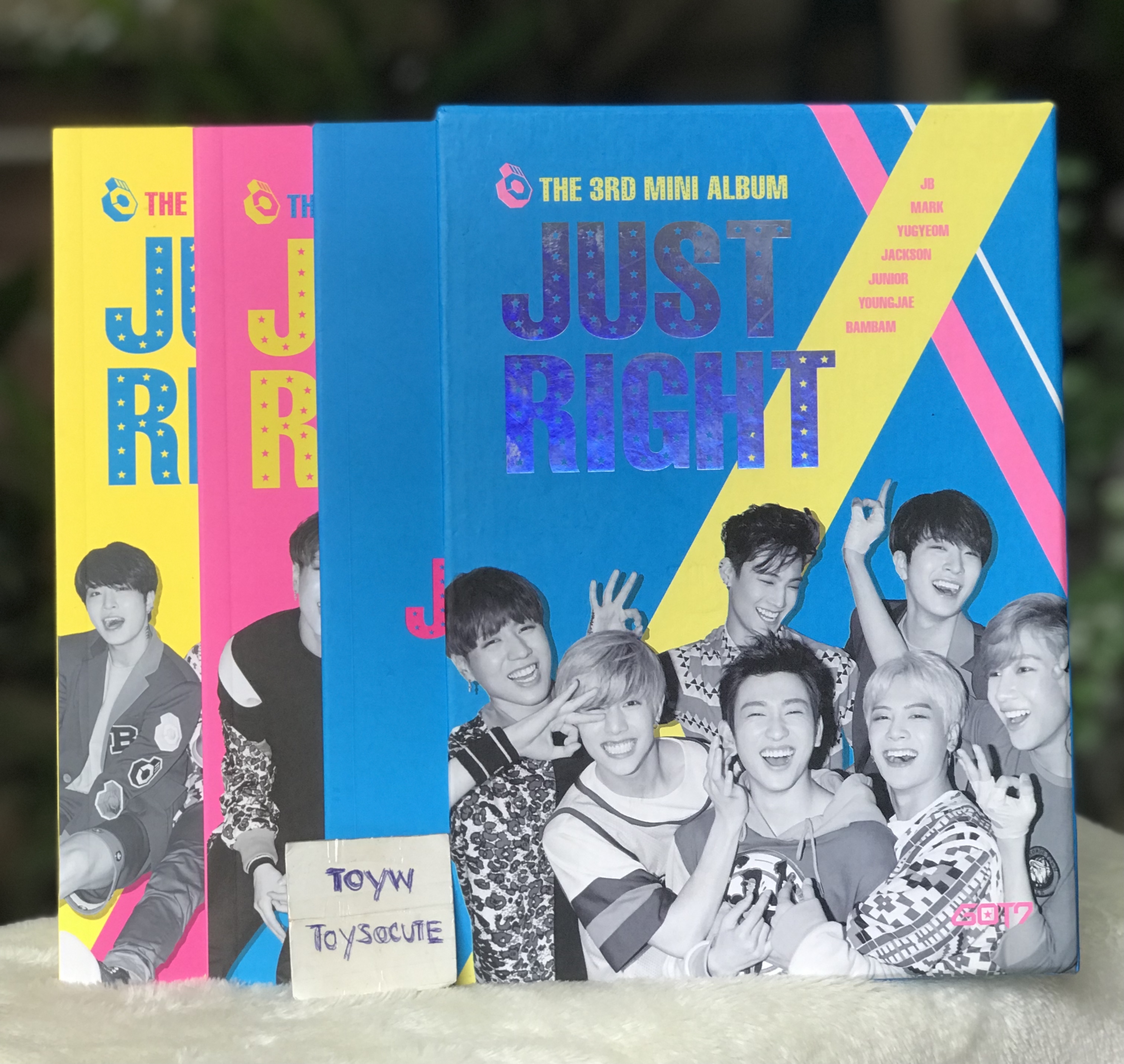 GOT7 JUST RIGHT 3rd Mini Album CD/(CD 2015 ) ของสะสม GOT7 ของสะสมอากาเซ อัลบั้มปกสอด ประกอบด้วยมินิโฟโต้บุค 3 เล่ม(ปกสีฟ้า ปกสีชมพู และปกสีเหลือง) และ CD 1 แผ่น แทรกในเล่มปกสีฟ้า