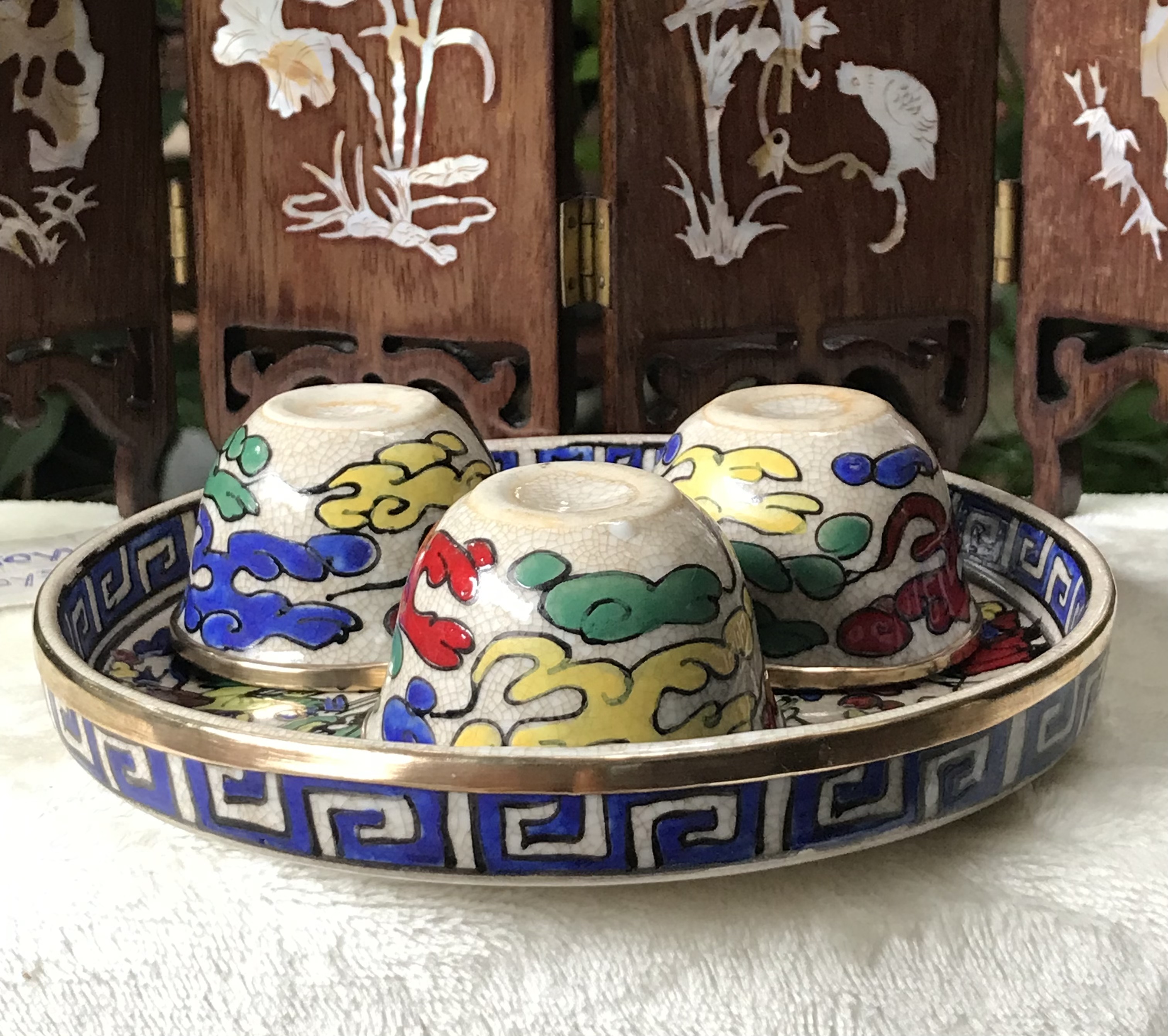 ￼ชุดจอกน้ำชา พร้อมถาดรองจอก เนื้อกระเบื้อง เขียนสี รัดขอบทองเหลือง Vintage Chinese Porcelain Tea Set Hand painted