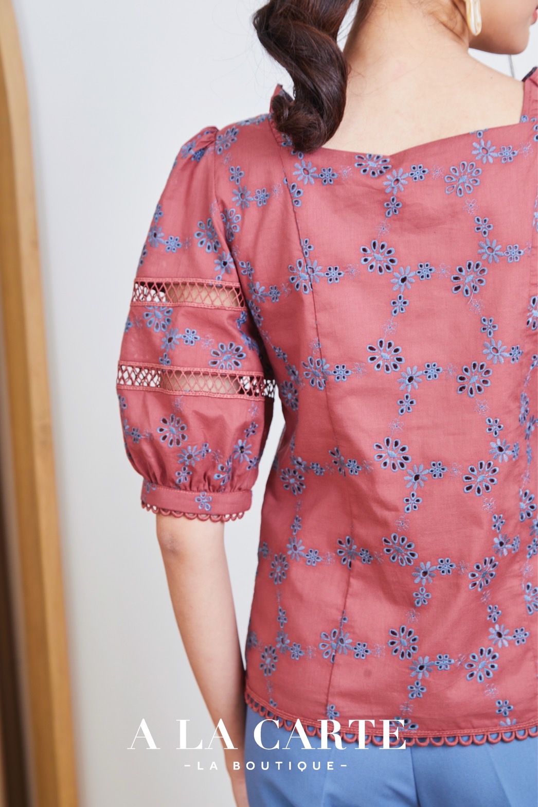 68781 A LA CARTE เสื้อคอตตอนแขนสั้น งานปักสลับสี two-tone คอเหลี่ยมใส่ระบายที่ช่วงไหล่ แขนสั้นเหนือศอกแต่งทริมลูกไม้ กระดุมผ่าหน้า แต่งทริมชายเสื้อ ทรงเข้ารูป สีขาว M,L,2XL สีเหลือง L-XL สีแดง L,2XL