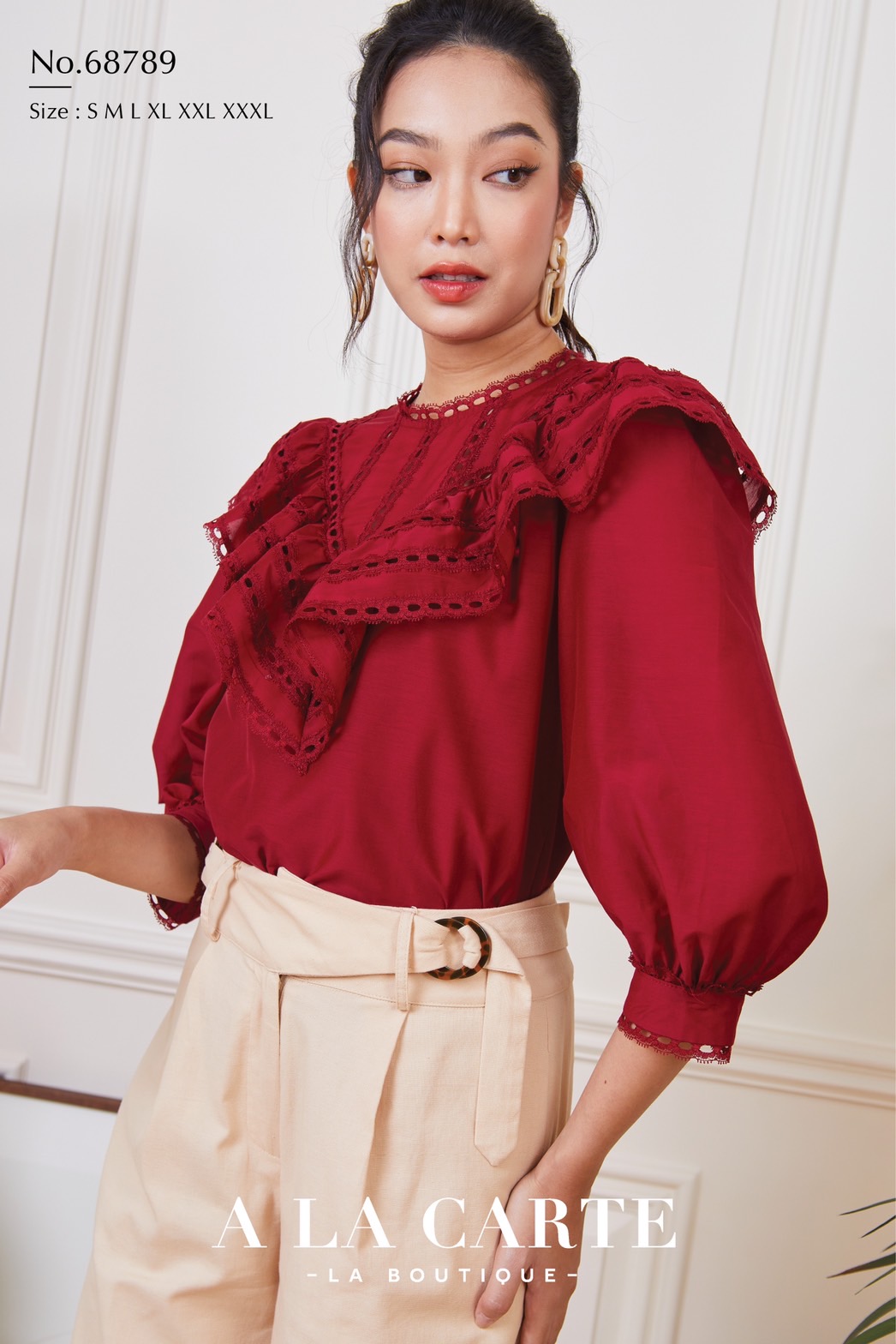 68789 เสื้อ A LA CARTE ผ้าคอตตอนกึ่งซิลด์แขน 3 ส่วน เนื้อสวยใส่สบาย ตัดต่อวีช่วงอกแทรกด้วยทริมลูกไม้ ระบายเป็นวอลลุ่ม ขอบแขนแทรกทริมลูกไม้ สีครีม XL-2XL สีเขียว S , XL,2XL