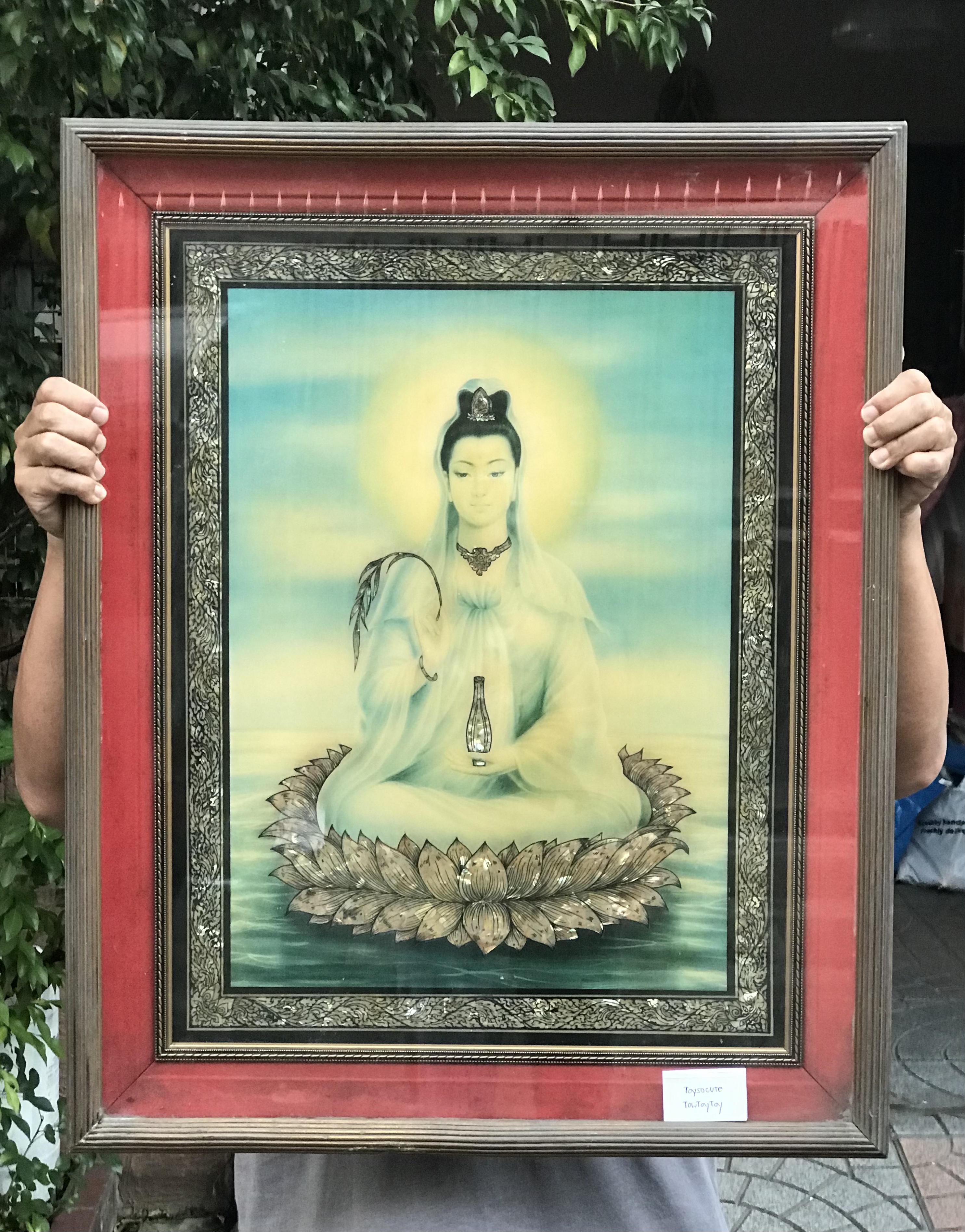 กรอบรูปพระโพธิสัตว์อวโลกิเตศวร พระแม่กวนอิมฝังมุก เจ้าแม่กวนอิมปางนั่งประทับบนฐานดอกบัว มือถือแจกัน (ปางประทานพร)