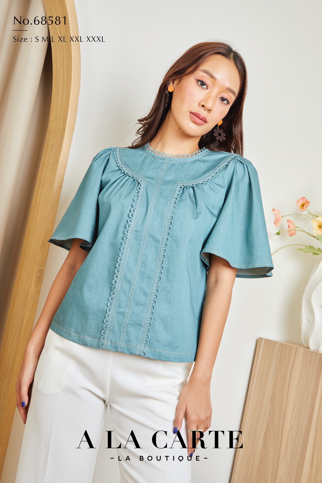 #68581 A LA CARTE เสื้อยีนส์แขนสั้น เนื้อผ้าคอตตอนกึ่งยีนส์ ผ้าเนียนสวย แต่งทริมและด้ายตัดกับผ้า แขนสั้นรูดหัวไหล่และบานออก ด้านหลังติดกระดุม 3 เม็ด สีน้ำเงิน S - XL สีเขียว S - L,2XL