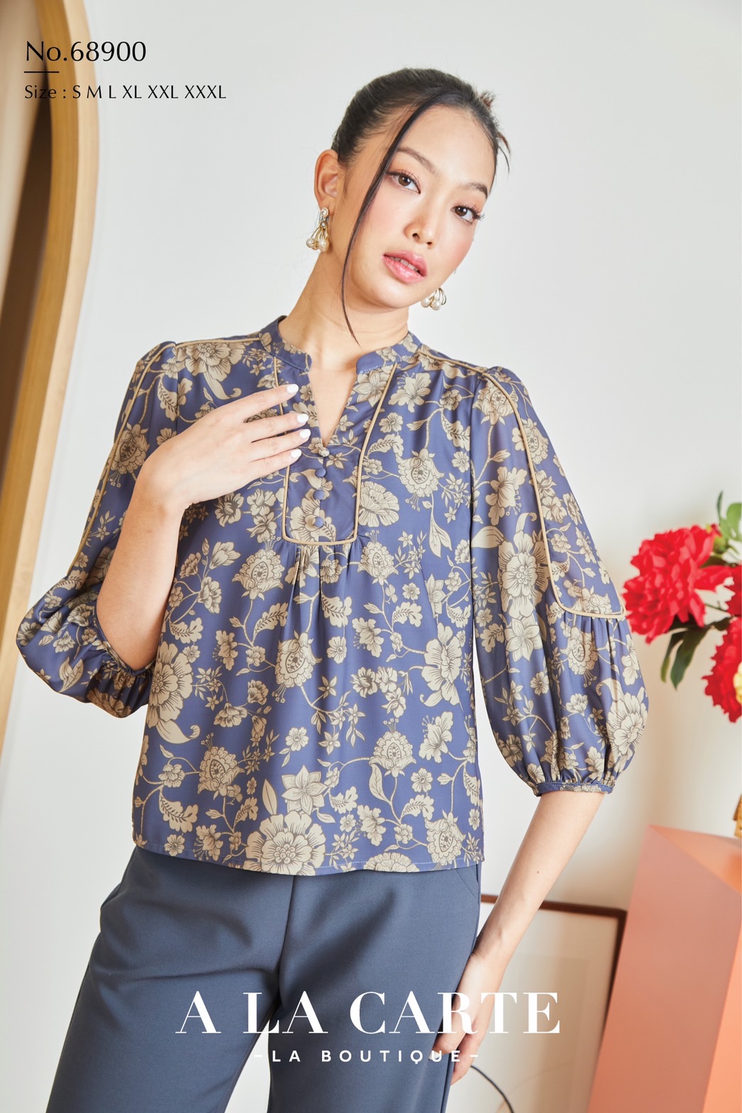 68900 🦋A La Carte🦋 เสื้อจอเจียร์พิมพ์ลายดอก สวยหรูคลาสสิค ลายคมชัด เนื้อผ้าพริ้วใส่สบาย ไม่มีซับ ตัดสีกุ๊นที่แขนและอก คอผ่าวีและติดกระดุมหลอก 🌸สีขาว S,XL-3XL เขียว XL-3XL กรม S,XL,3XL