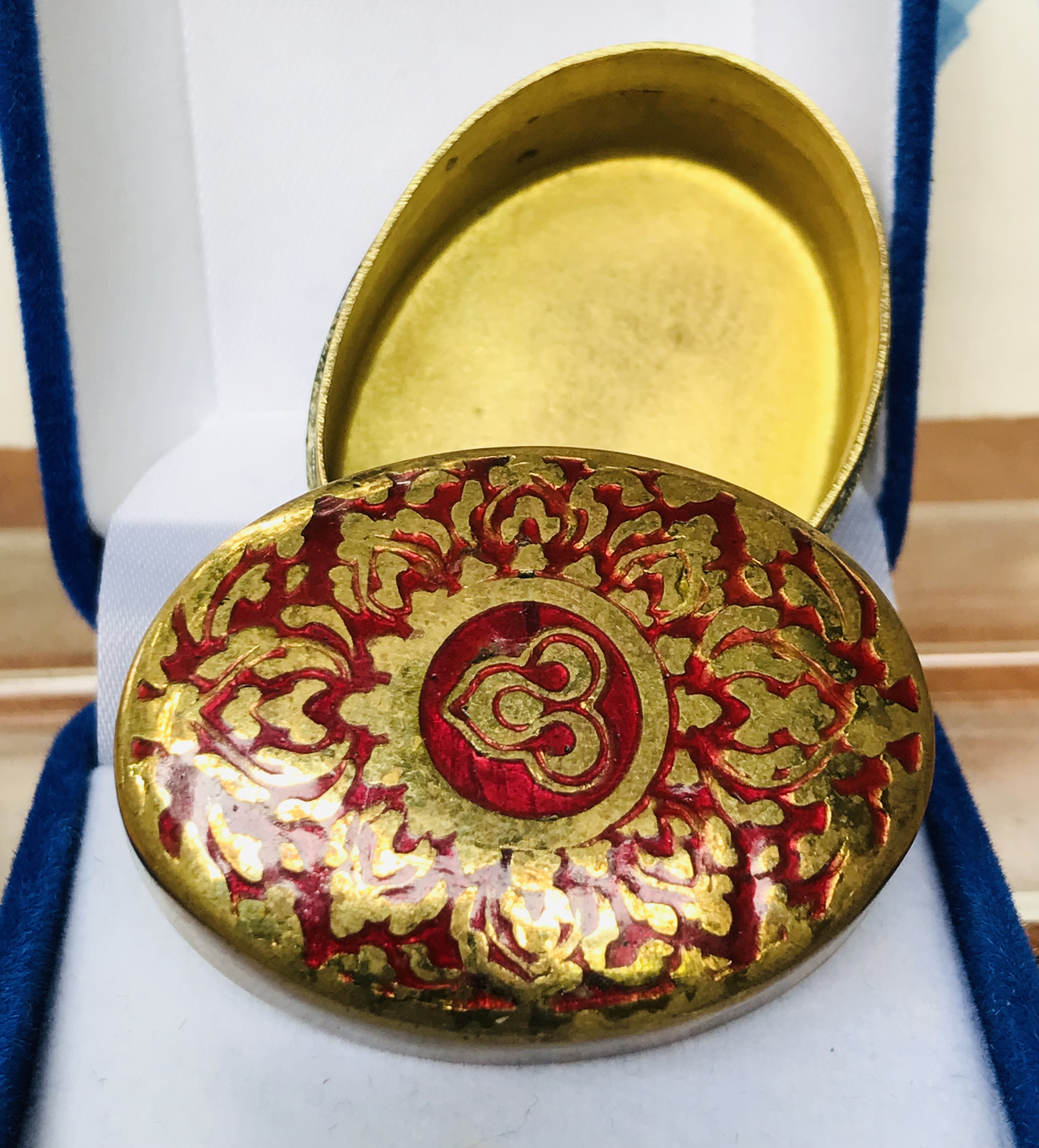 งานเก่าน่าสะสม ตลับทองเหลืองลงยา ตอกลายไทยและโลโก้การบินไทย THAI AIRWAYS ขนาดกว้าง 4.5 ซม สูง 2 ซม