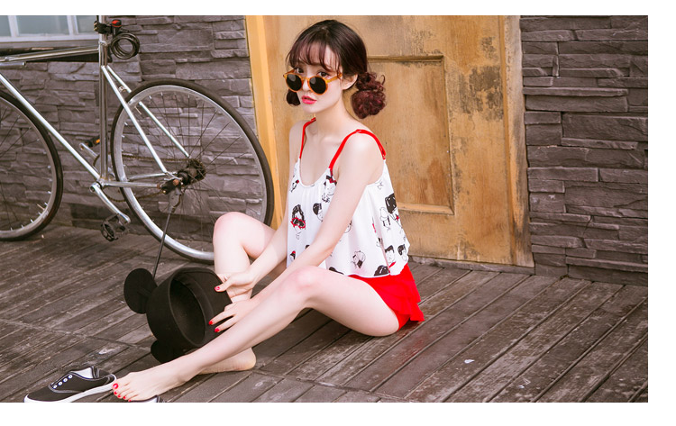 ***พรีออเดอร์***บิกินี่ชุดว่ายน้ำทูพีซ two-pieces สีขาวแดงลายการ์ตูนสีดำ สดใสน่ารักรับลมทะเล สวยเหมือนแบบค่ะ