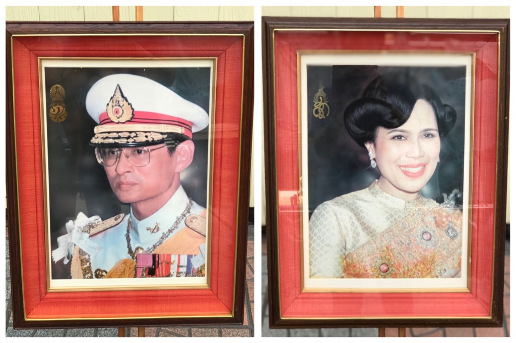 ของเก่า พระบรมฉายาลักษณ์ในหลวงรัชกาลที่ 9 และสมเด็จพระราชินี ในกรอบไม้สัก คู่ 3,500 บาท