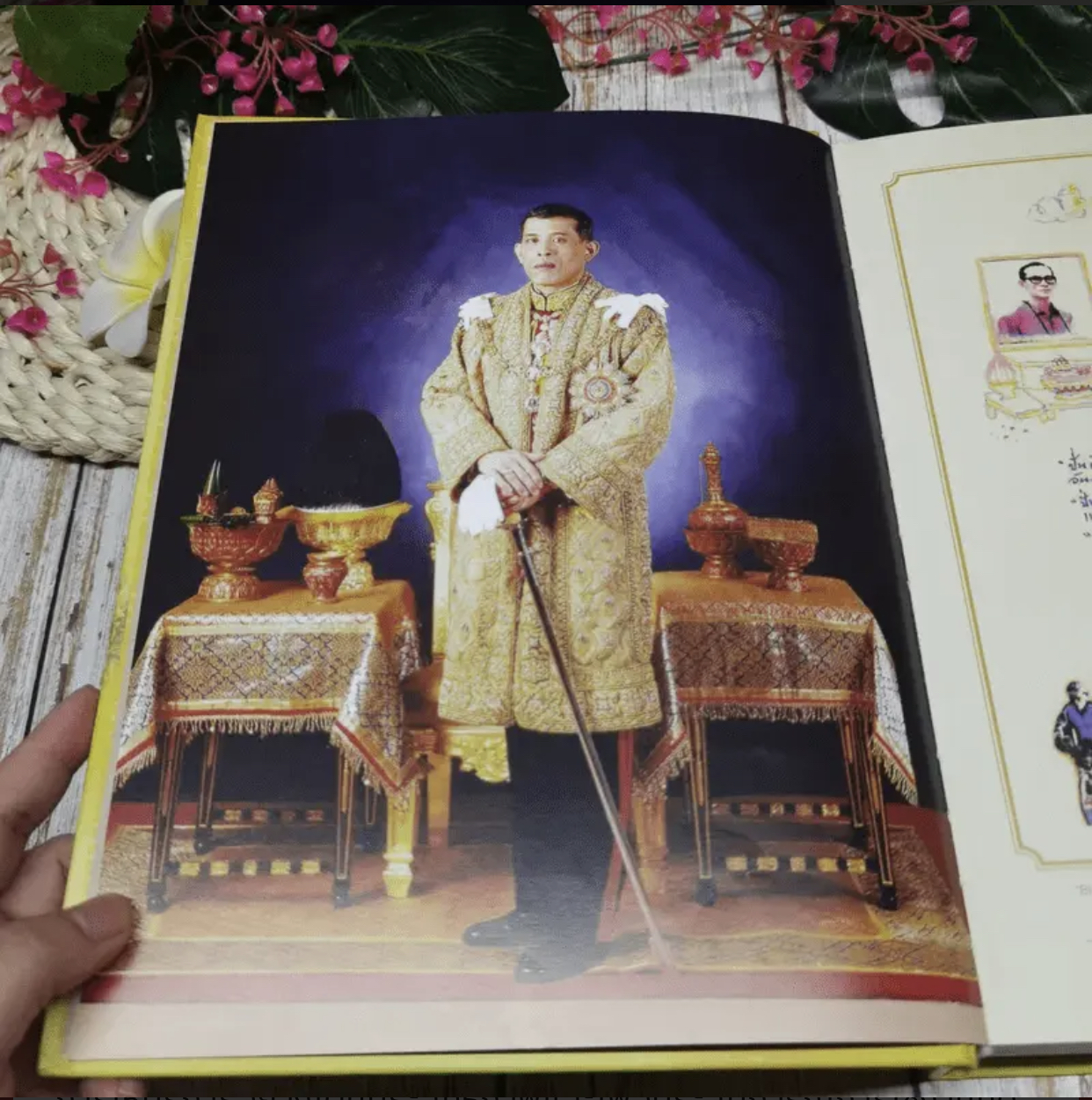 หนังสือบันทึกประวัติศาสตร์ “ปั่นเพื่อพ่อ” เฉลิมพระเกียรติ 88 พรรษา ขนาด A5 จำนวน 160 หน้า ในรูปแบบภาษาไทย บรรจุกล่อง