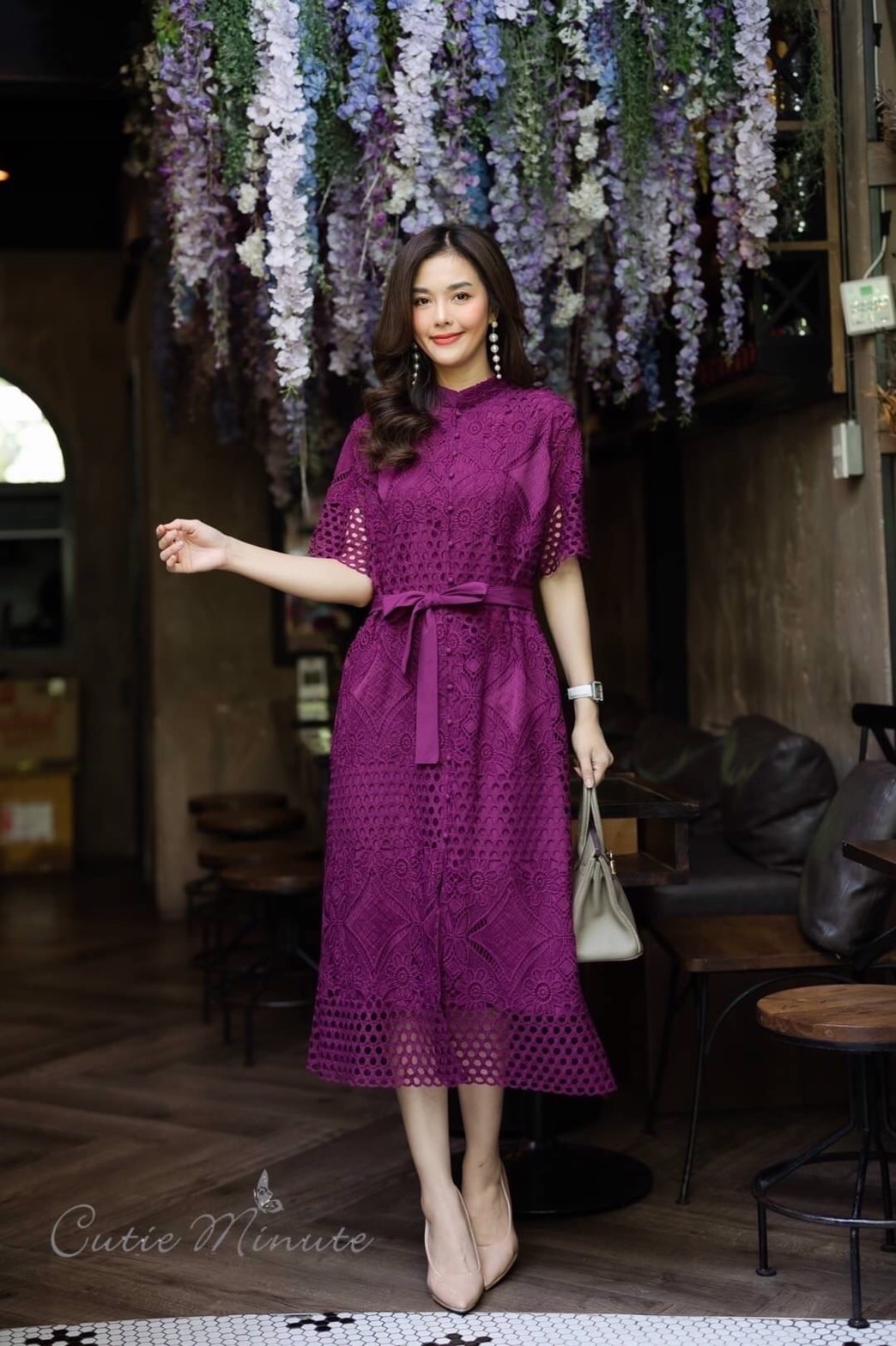P3208 Maxi dress ผ้าลูกไม้เกรดพรีเมี่ยม ลายลูกไม้สวย ดีเทลใช้กระดุมปั้มสีเดียวกับชุดหรูสุดๆค่ะ มาพร้อมเชือกผูกเอว เดรสมีซับในทั้งชุด อก 42 ฟ้า