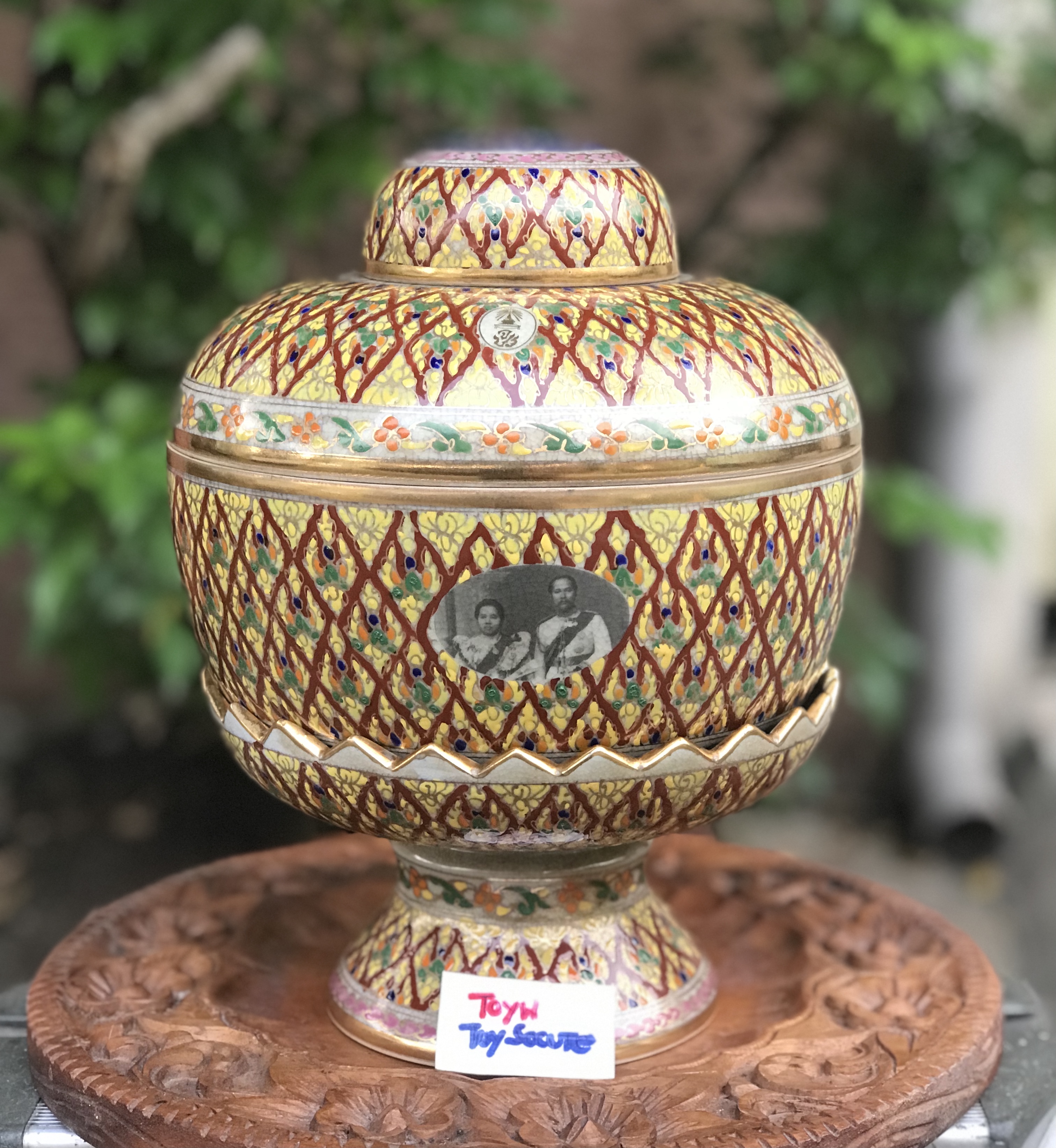 โถน้ำมนต์พร้อมขัน และพานรองลายเบญจรงค์น้ำทอง พระบรมฉายาลักษณ์ ร.5 และพระราชินี และพระปรมาภิไธยย่อ จปร จุฬาลงกรณ์ ปร. สวยสมบูรณ์