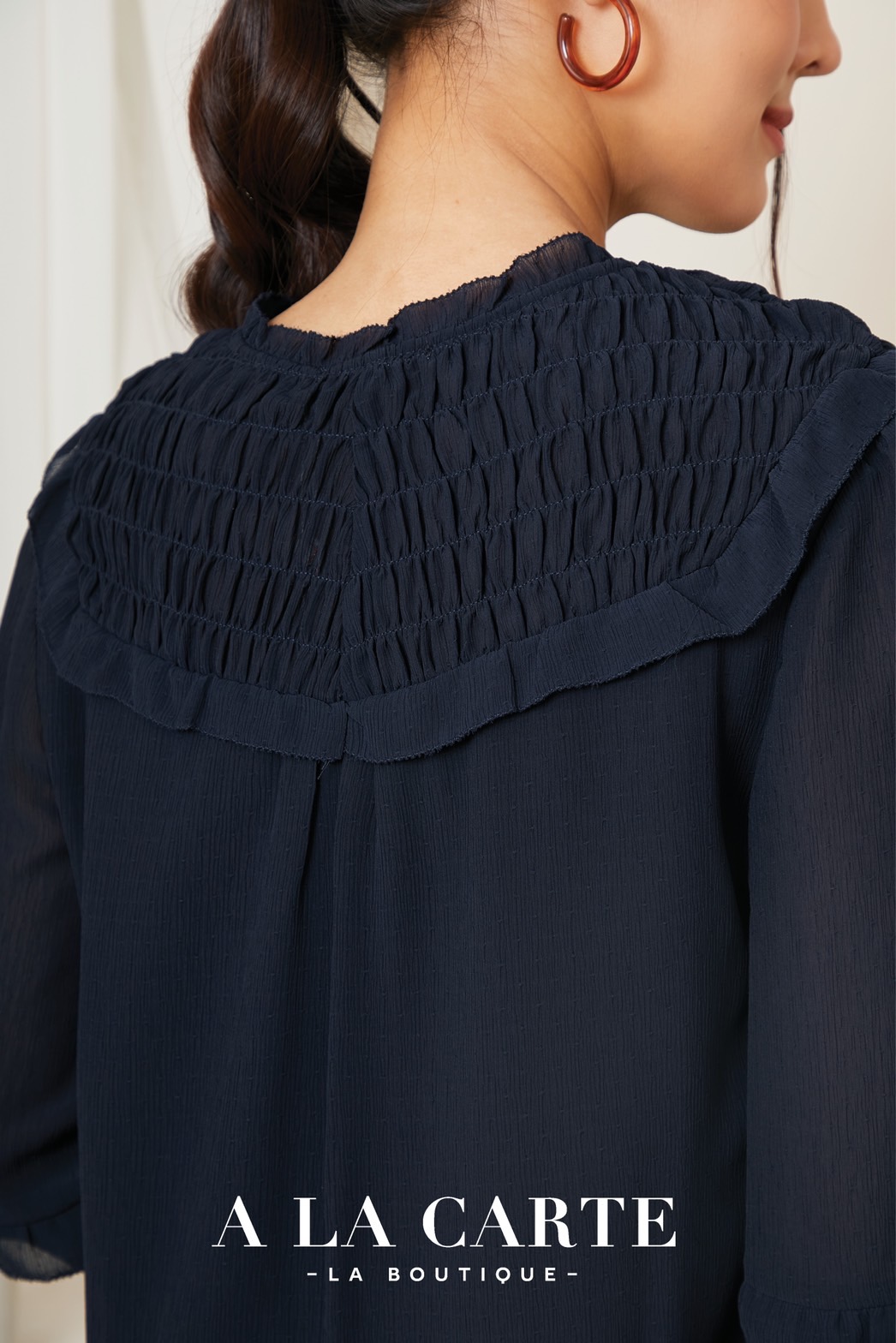 68986 A La Carte เสื้อชีฟองสีพื้นเนื้อเยื่อไม้เท็กเจอร์จุดในตัว สม็อกช่วงอกหน้าหลัง ทรงคอกลมผ่าวีผูกโบว์ปรับผูกเองได้ ทรงแขนยาว ตัดต่อระบาย 2 ชั้นใส่ยางยืดที่ขอบแขน สีขาว M,L,2XL เขียว L กรม S,M,XL