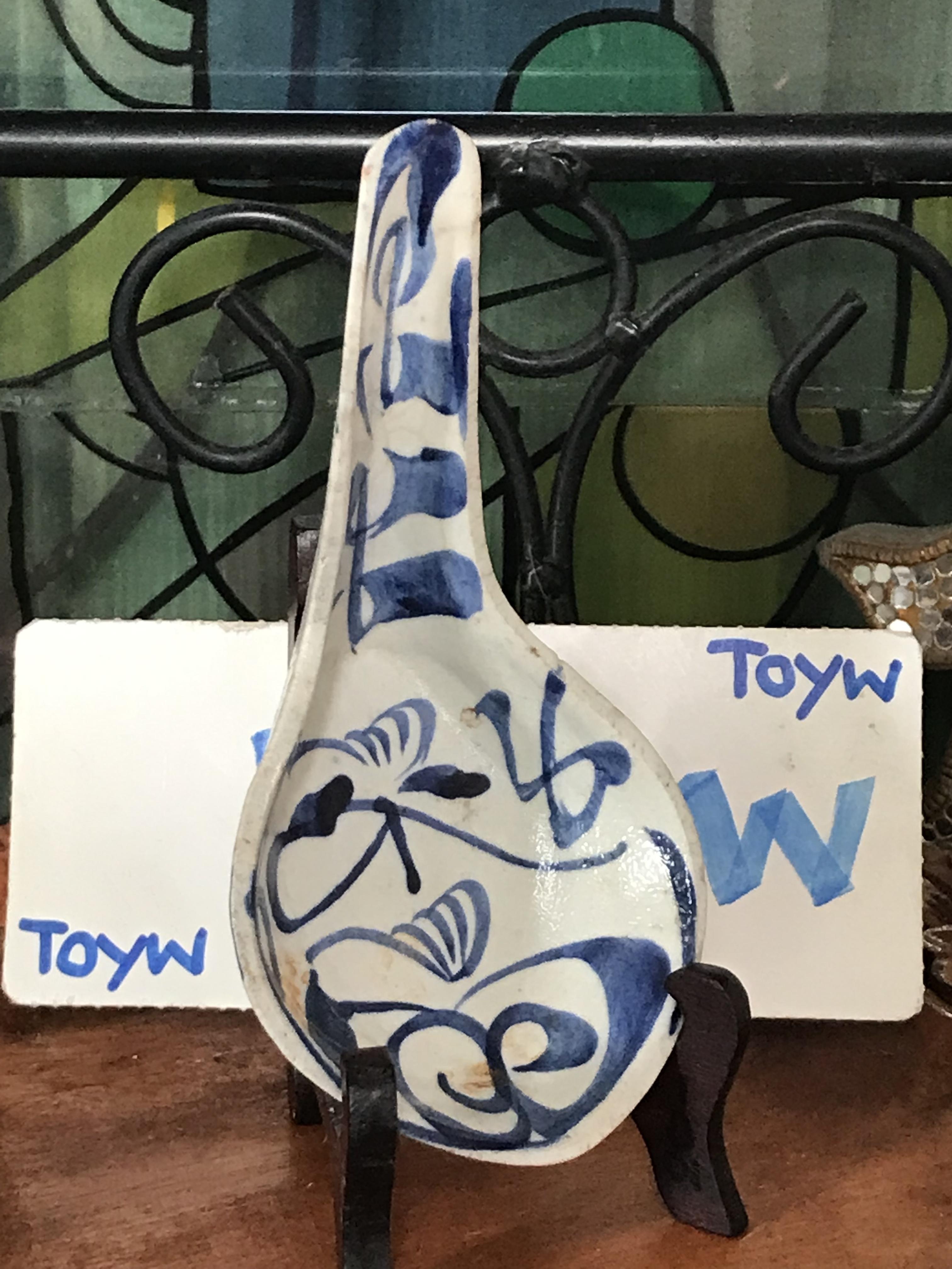 ช้อนกระเบื้องโบราณเขียนมือลายคราม ช้อนตักแบ่งอาหาร เนื้อกระเบื้องเบาๆๆ สภาพสมบูรณ์