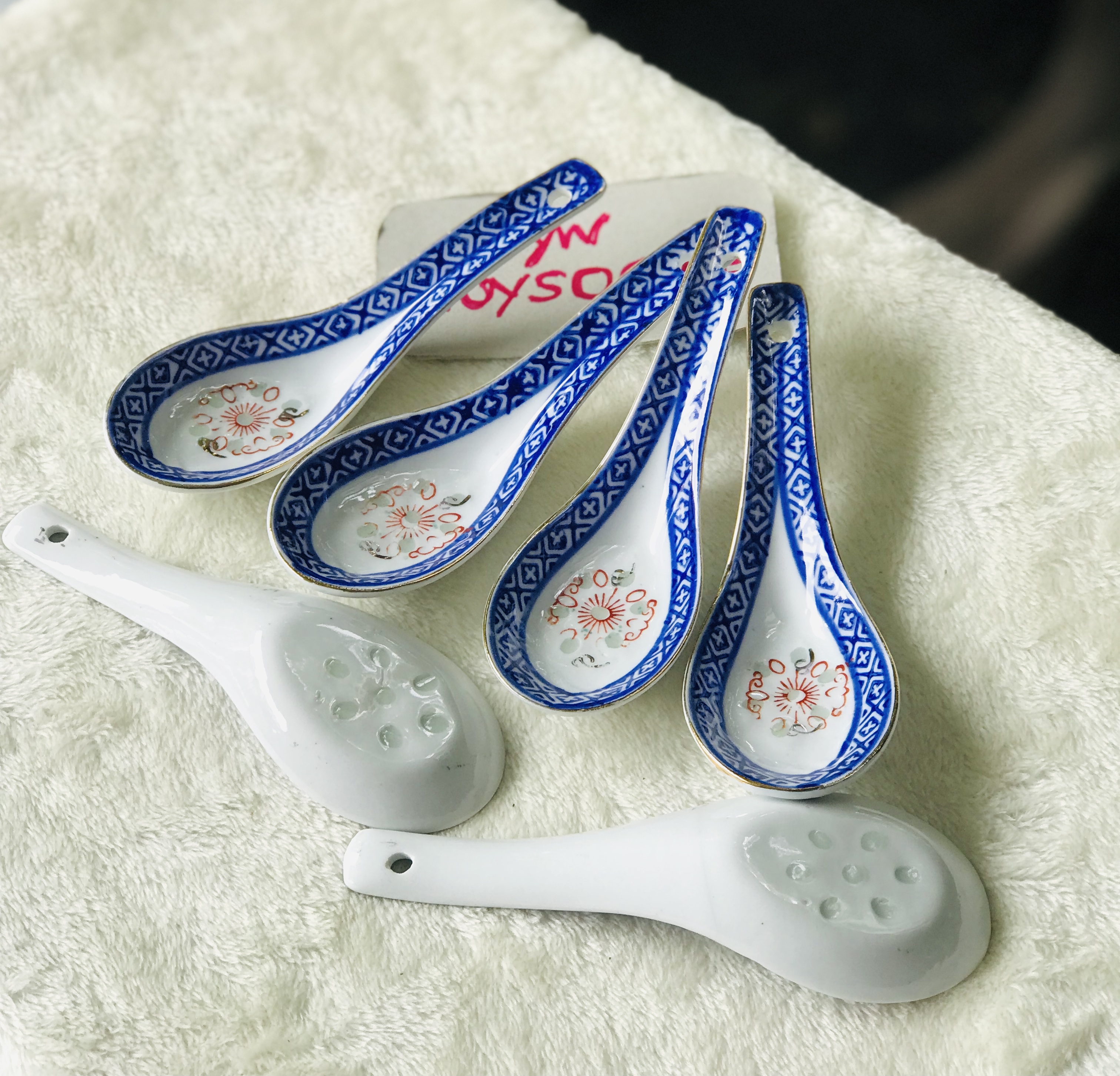 ￼เก่าเก็บ ชุด 6 คัน ช้อนกระเบื้องกังใส ลายเม็ดแตงแดง ขอบน้ำทองฉ่ำๆ