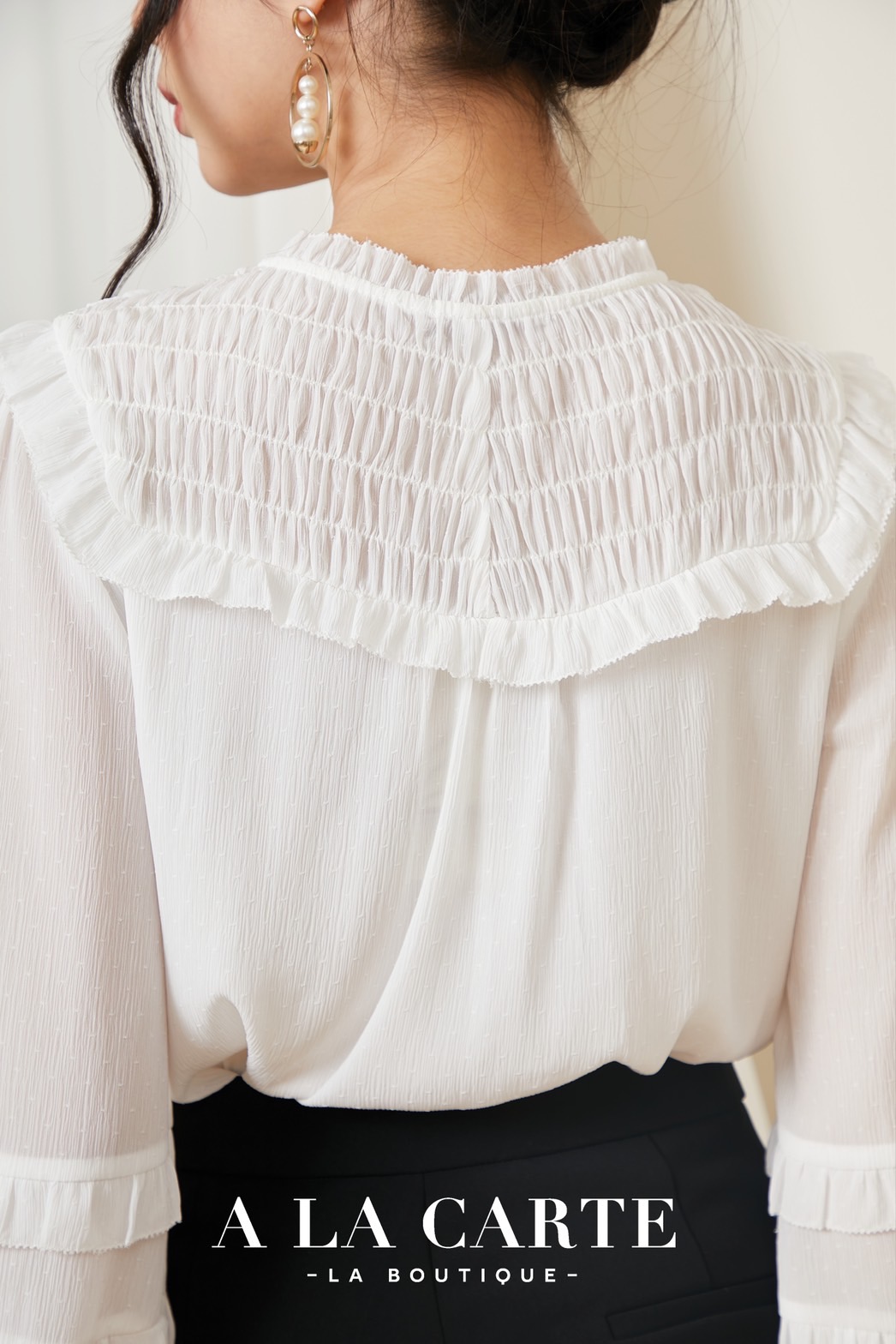 68986 A La Carte เสื้อชีฟองสีพื้นเนื้อเยื่อไม้เท็กเจอร์จุดในตัว สม็อกช่วงอกหน้าหลัง ทรงคอกลมผ่าวีผูกโบว์ปรับผูกเองได้ ทรงแขนยาว ตัดต่อระบาย 2 ชั้นใส่ยางยืดที่ขอบแขน สีขาว M,L,2XL เขียว L กรม S,M,XL