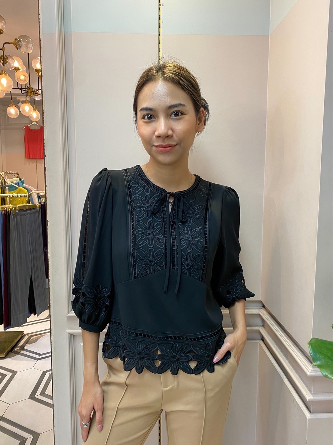 68916 A La Carte เสื้อชีฟองเนื้อทราย งานปักลายดอก ปักฉลุลงบนผ้า แต่งทริม ผูกโบ มีซับใน ซิปข้าง สีขาว L, XL ,3XL