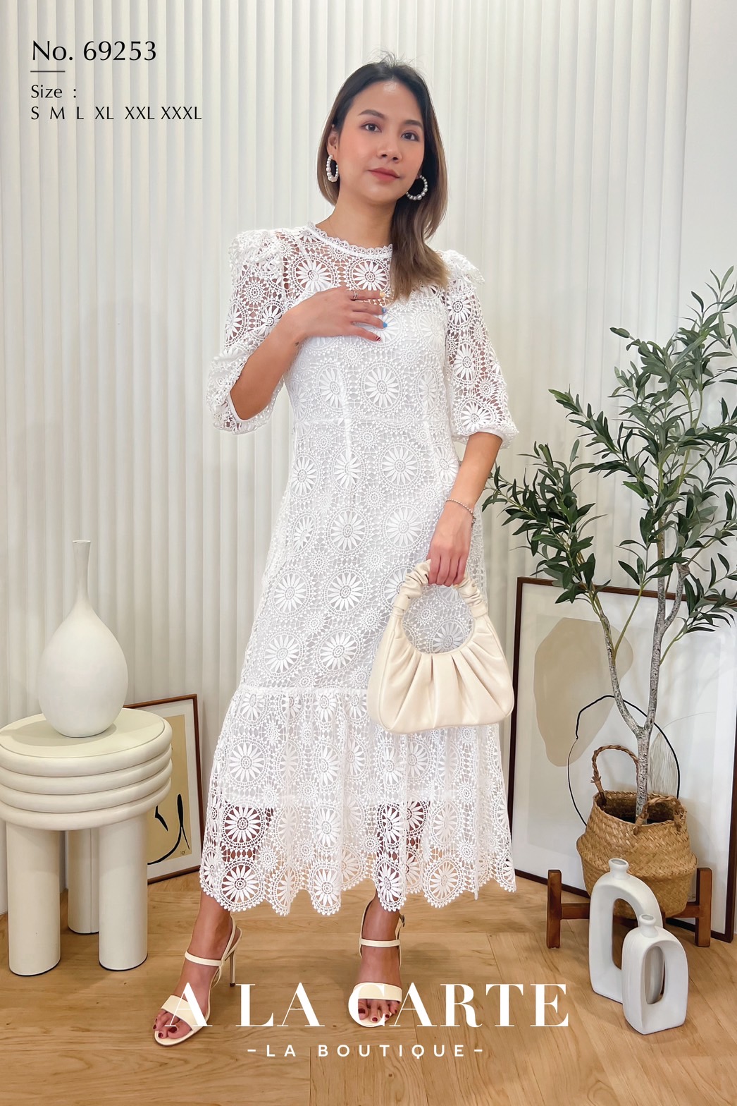 69253🦋👗A la carte ชุดเดรสยาวผ้าลูกไม้ทอลายดอก มีซับในผ้ายืด ใส่สบายตัว ทรงกระโปรงพรางหุ่นและตัดต่อชั้นระบาย แขน 3 ส่วน สีขาว M,2XL ฟ้า 3XL น้ำตาล 3XL ชมพู 2XL,3XL