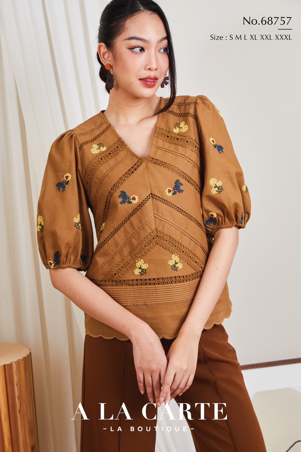 68757 เสื้อ A LA CARTE ลินินแขนสั้น เท็กเจอร์ใยผ้า งานปักสวย ตัดต่อทริมลูกไม้และตีเกล็ด คอวีทำให้ดูเพรียว ทรงแขนยาวคลุมศอก มีซิปข้าง สีขาว M,XL,3XL สีเทา S,2XL,3XL