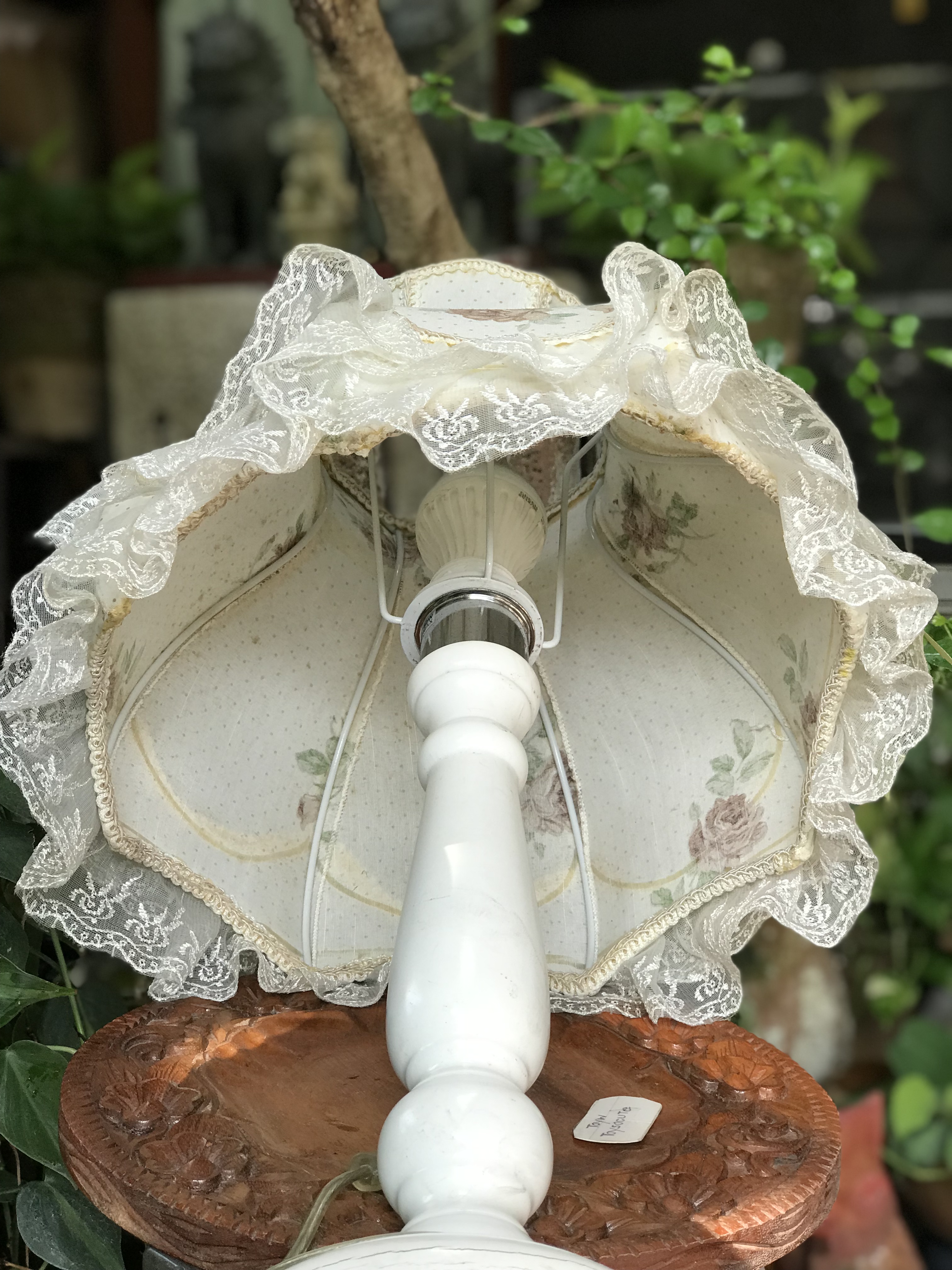 โคมไฟตั้งโต๊ะ โคมไฟข้างเตียง โคมไฟหัวเตียง ใช้งานได้ปกติ โป๊ะโคมคลุมด้วยผ้าสีขาวลายดอกประดับลูกไม้หวานๆ ฐานโคมเป็นไม้ สำหรับตกแต่งบ้าน ร้านอาหาร ร้านกาแฟ ขนาดกว้าง 13 นิ้ว สูง(รวมโป๊ะ) 24 นิ้ว