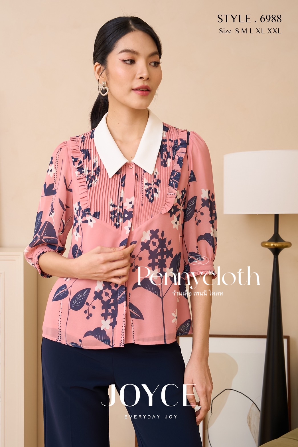 6988 เสื้อเชิ้ต Joyce ปกขาว ผ้าชีฟองพิมพ์ลาย ตีเกล็ดแต่งระบาย กระดุมหน้า มีซับใน แขน 3 ส่วน by PENNY CLOTH