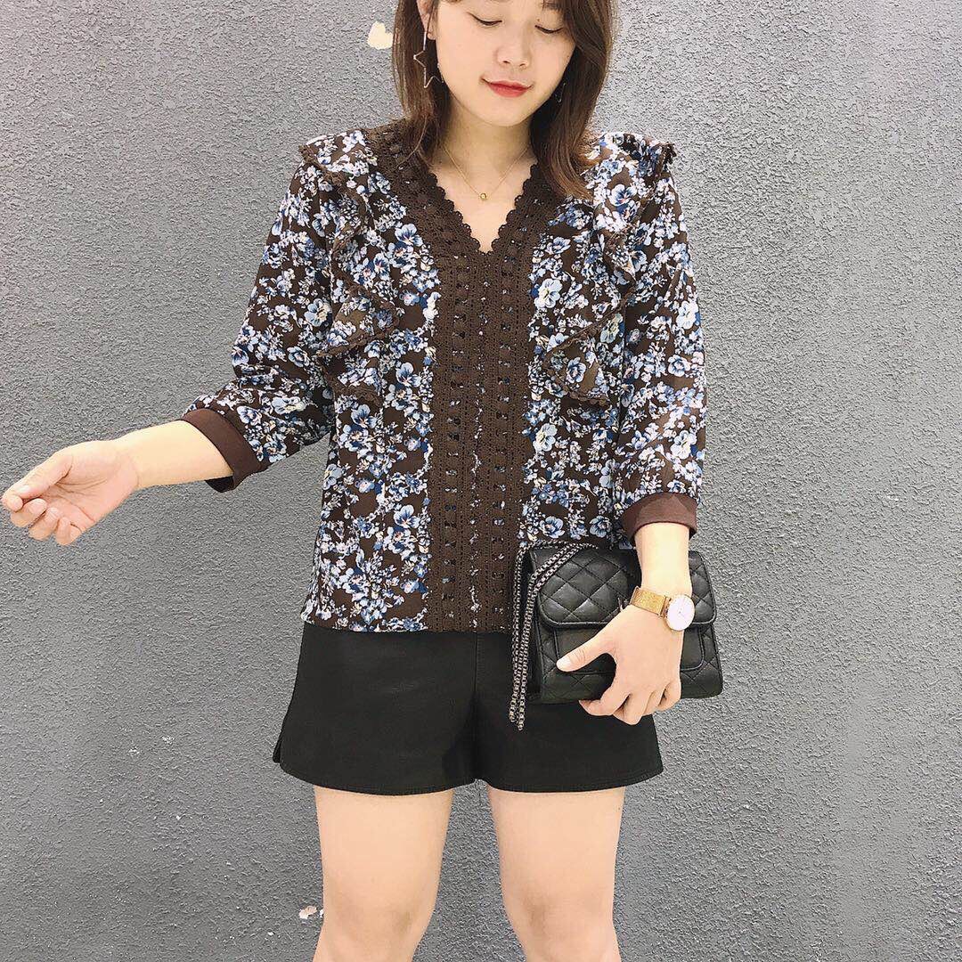 เสื้อชีฟองแขน 3 ส่วน BamBoo คอวี ลายดอกแต่งทริมลูกไม้มีระบายด้านข้าง ด้านหลังเป็นผ้ายืดแบบน่ารักมากค่ะ สีน้ำตาล M,L,XL,XXL สีครีม 38,40,42,44