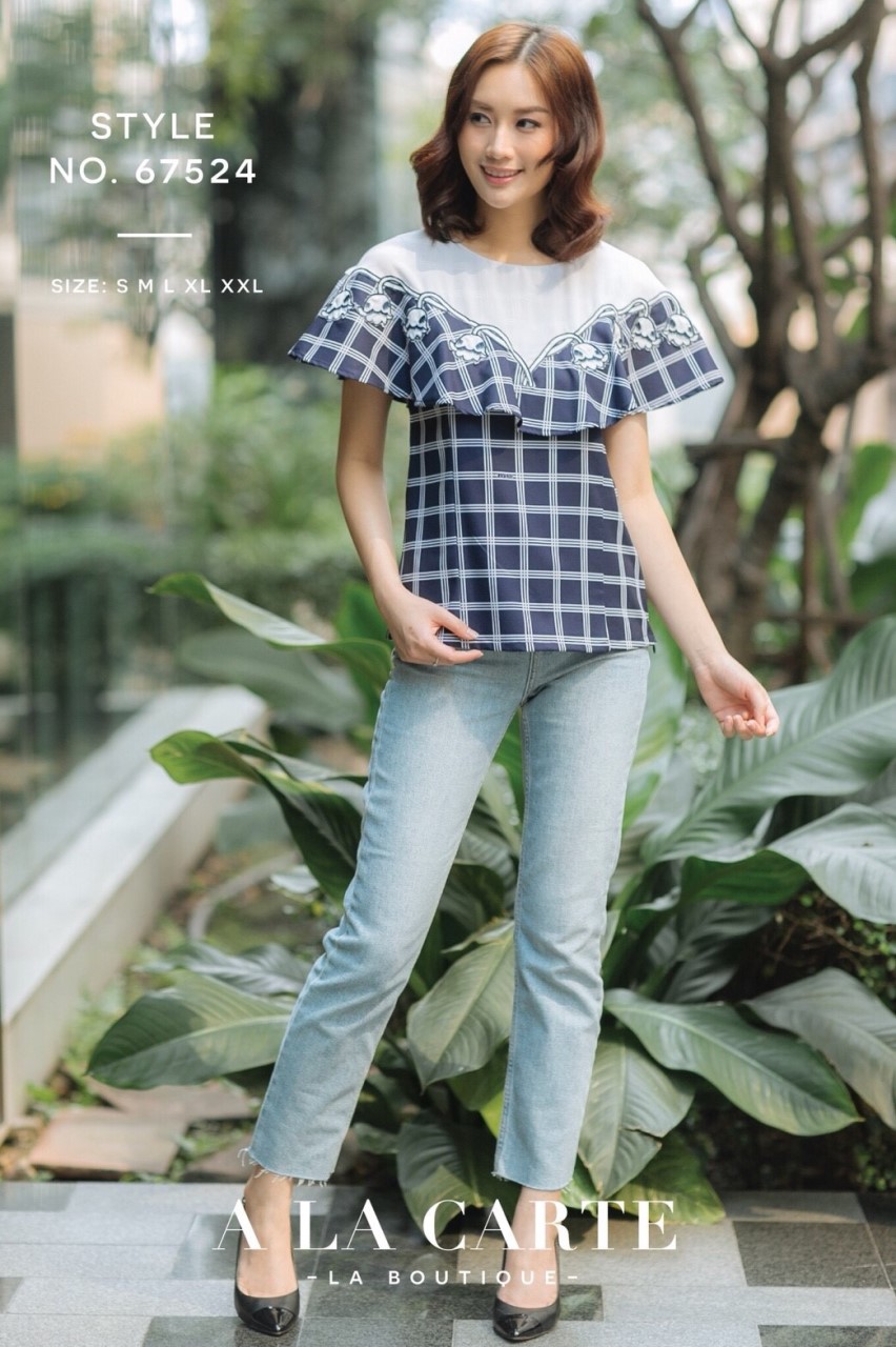 เสื้อแฟชั่น A LA CARTE ผ้าเนื้อดีพิมพ์ลายพิเศษ เนื้อผ้านุ่มลื่นใส่สบายตัว มีงานปักช่วงระบายเนี๊ยบมาก สีสวยใส่ง่ายค่ะ สินค้าพร้อมส่ง สีน้ำเงิน size S อก 36"