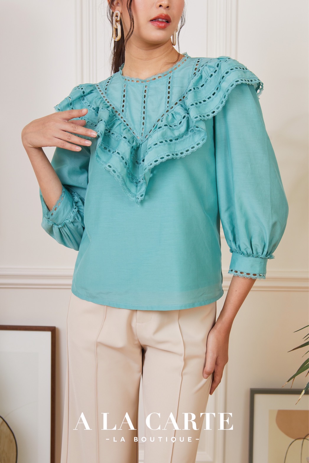 68789 เสื้อ A LA CARTE ผ้าคอตตอนกึ่งซิลด์แขน 3 ส่วน เนื้อสวยใส่สบาย ตัดต่อวีช่วงอกแทรกด้วยทริมลูกไม้ ระบายเป็นวอลลุ่ม ขอบแขนแทรกทริมลูกไม้ สีครีม XL-2XL สีเขียว S , XL,2XL