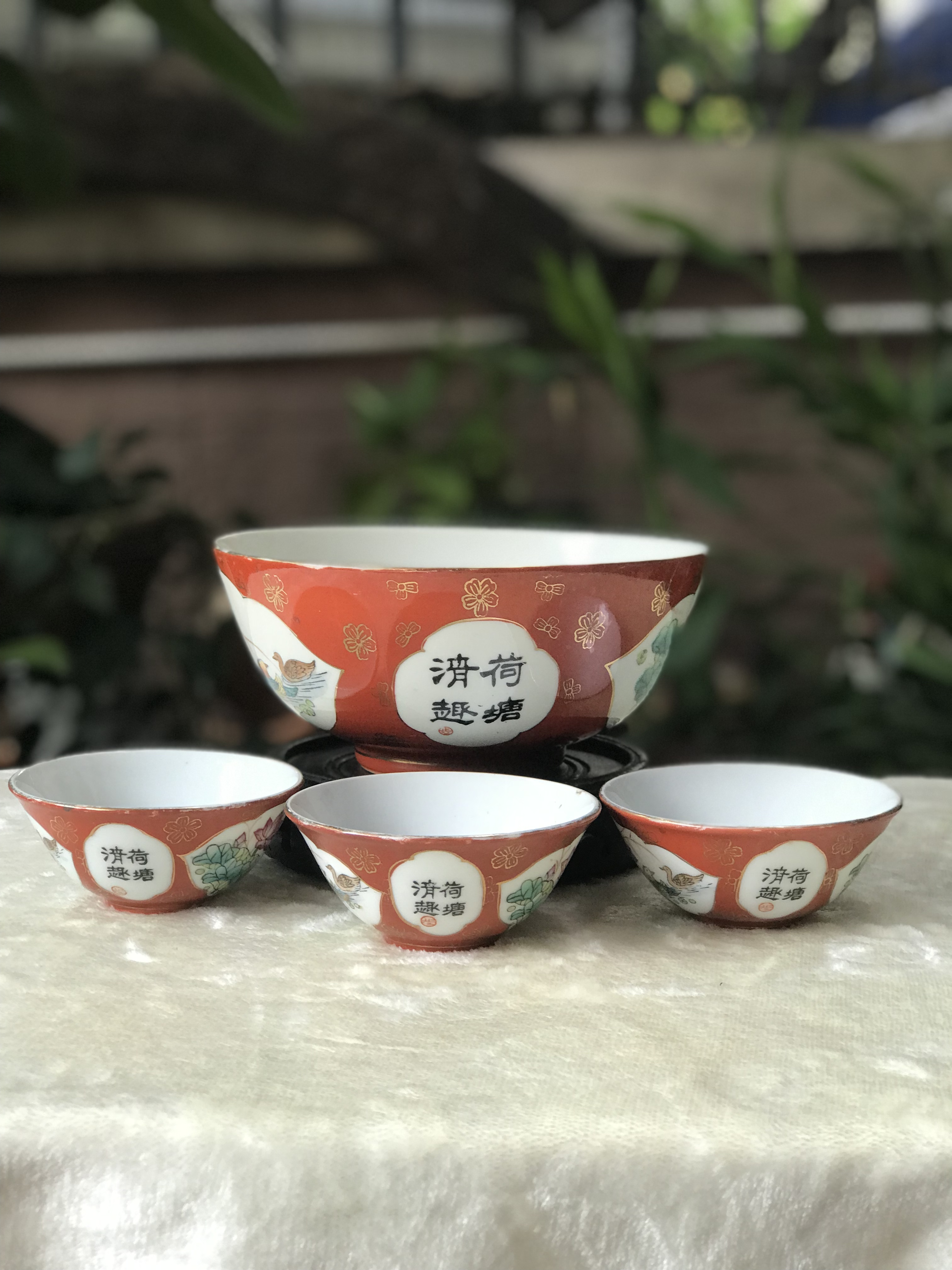ชุด 4 ใบ/ชาม 1 ใบ และถ้วย 3 ใบ เนื้อกระเบื้องกังใส เขียนลายดอกบัวน้ำทอง Porcelain Hand Painted Floral, red and gold bowl