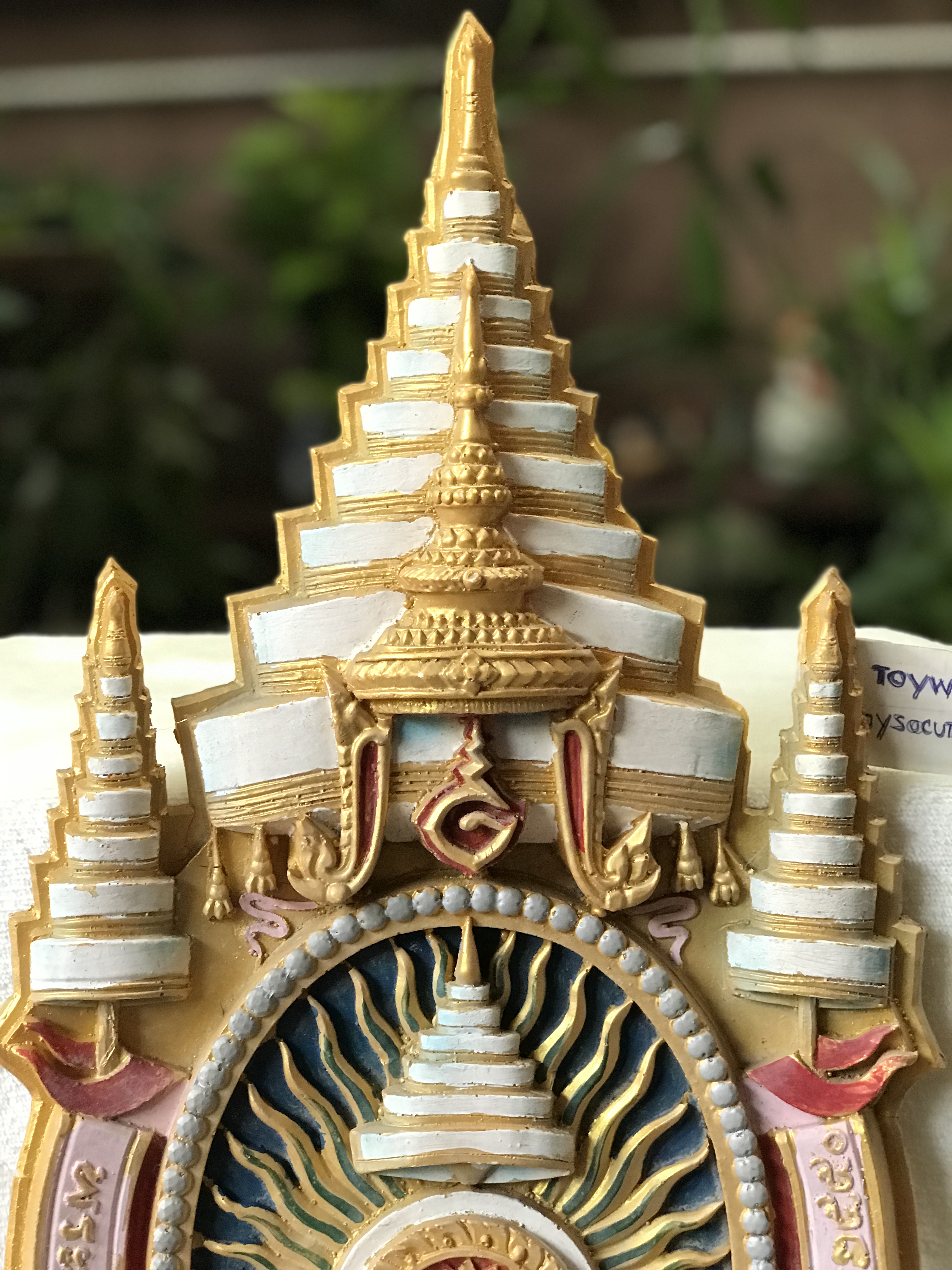 ตราสัญลักษณ์พระราชพิธีมหามงคลเฉลิมพระชนมพรรษา ๘๐ พรรษา ๕ ธันวาคม ๒๕๕๐ ขนาดกว้าง 10 นิ้ว สูง 20 นิ้ว