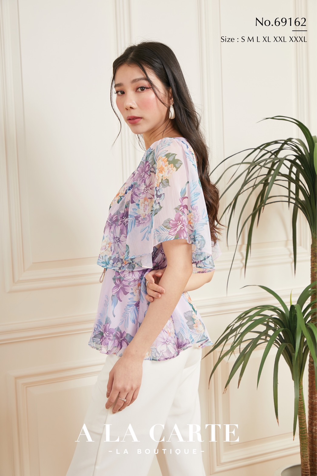 69162 A la carte เสื้อชีฟองเนื้อเยื่อไม้ พิมพ์ลายดอกสีพาสเทล คอวีแต่งผูกโบไขว้ช่วงกลางลำตัว ระบายชายเสื้อ ทรงจะเข้ารูปเล็กน้อย แขนระบายหวานๆช่วยพรางต้นแขน สีม่วง S-M ดำ S,L