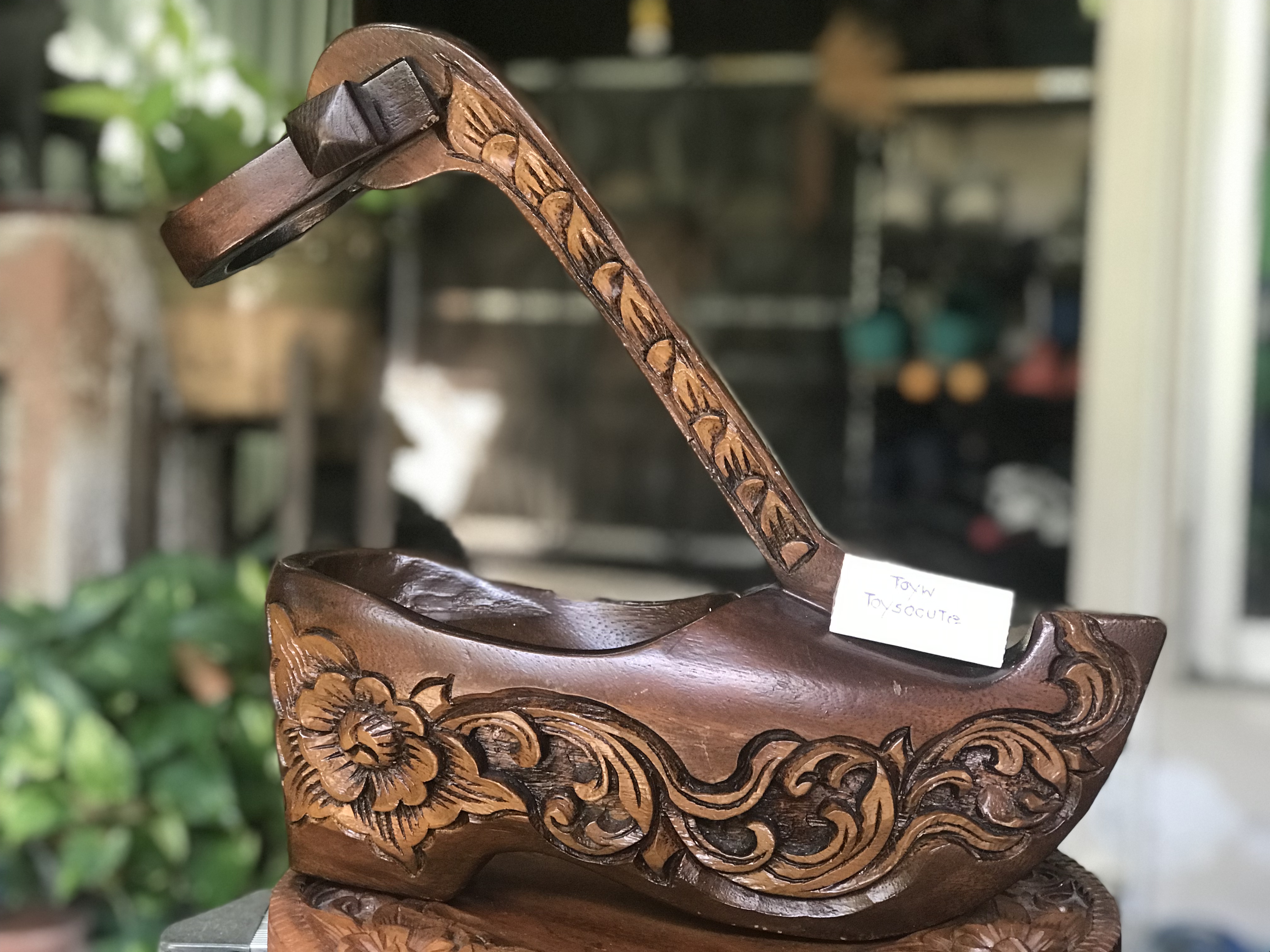 งานเก่า ที่โชว์ขวดเหล้า/ไวน์ รูปรองเท้าที่ใส่ขวดเหล้า ที่วางขวดเหล้า ไม้จริงแกะลาย ขนาดกว้าง 10 ซม ยาว 31 ซม สูง 30 ซม