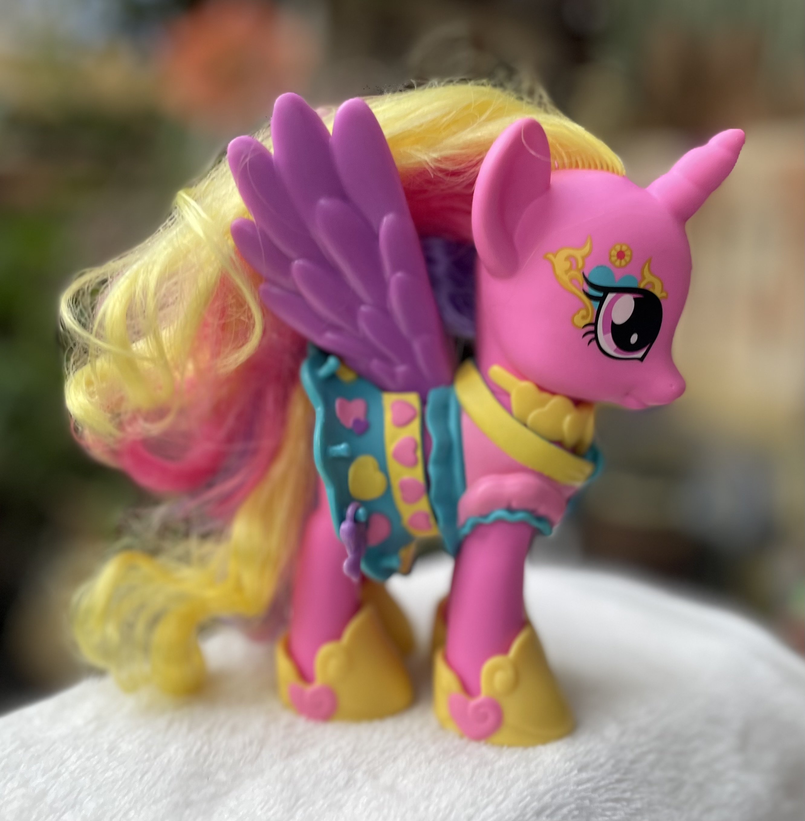ชุด รองเท้าถอดได้ มายลิตเติ้ลโพนี่ ม้าโพนี่แท้ My Little Pony Princess Cadence 6" Figure Shirt Skirt Shoes 2010 Hasbro