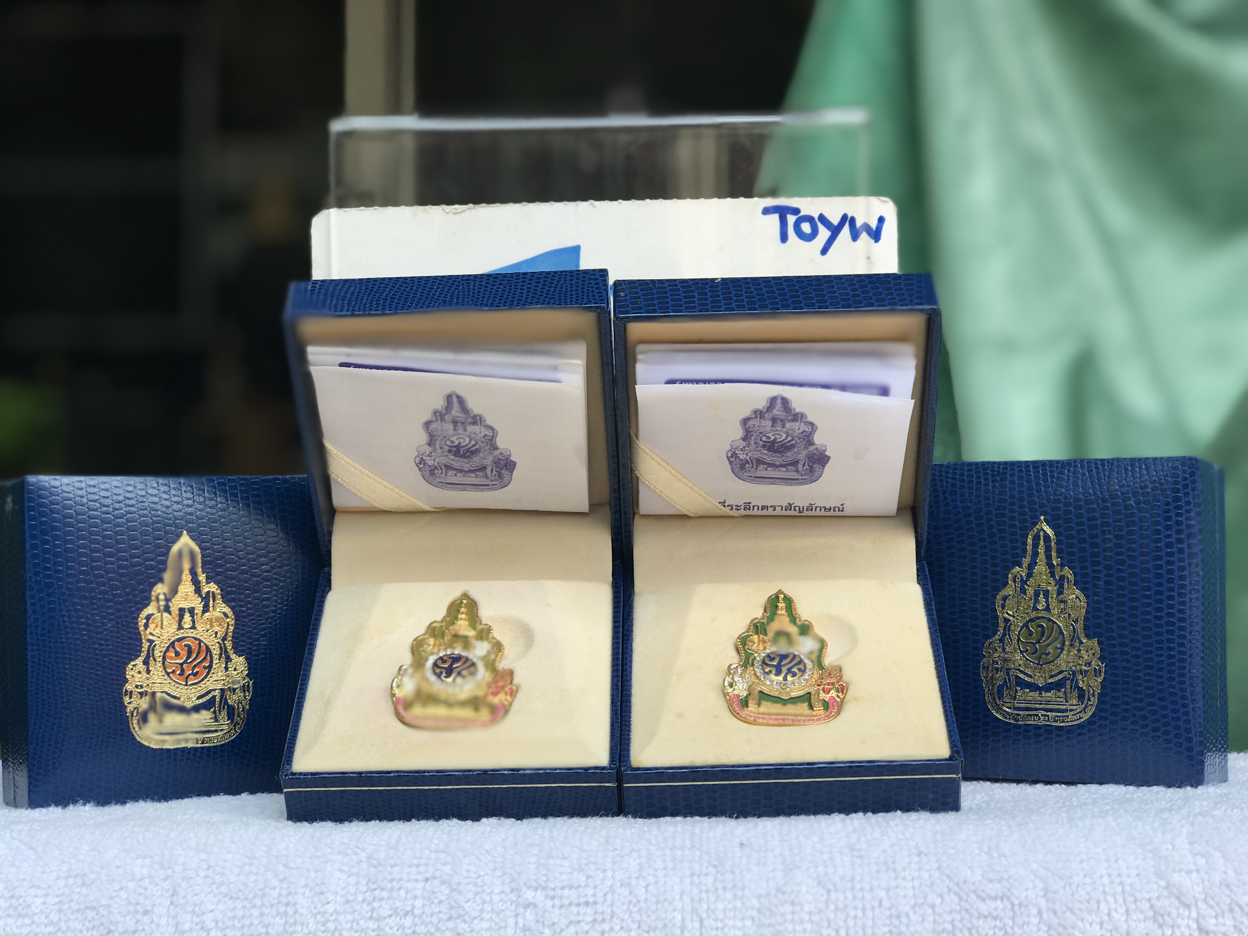เริ่มต้น 590 บาท เก็บเก่า เข็มกลัดที่ระลึกตราสัญลักษณ์งานฉลองสิริราชสมบัติ 60 ปี ในหลวงรัชกาลที่ 9 สำนักงานปลัดสำนักนายกรัฐมนตรี ขนาดกว้าง 1 นิ้ว สูง 1.5 นิ้ว
