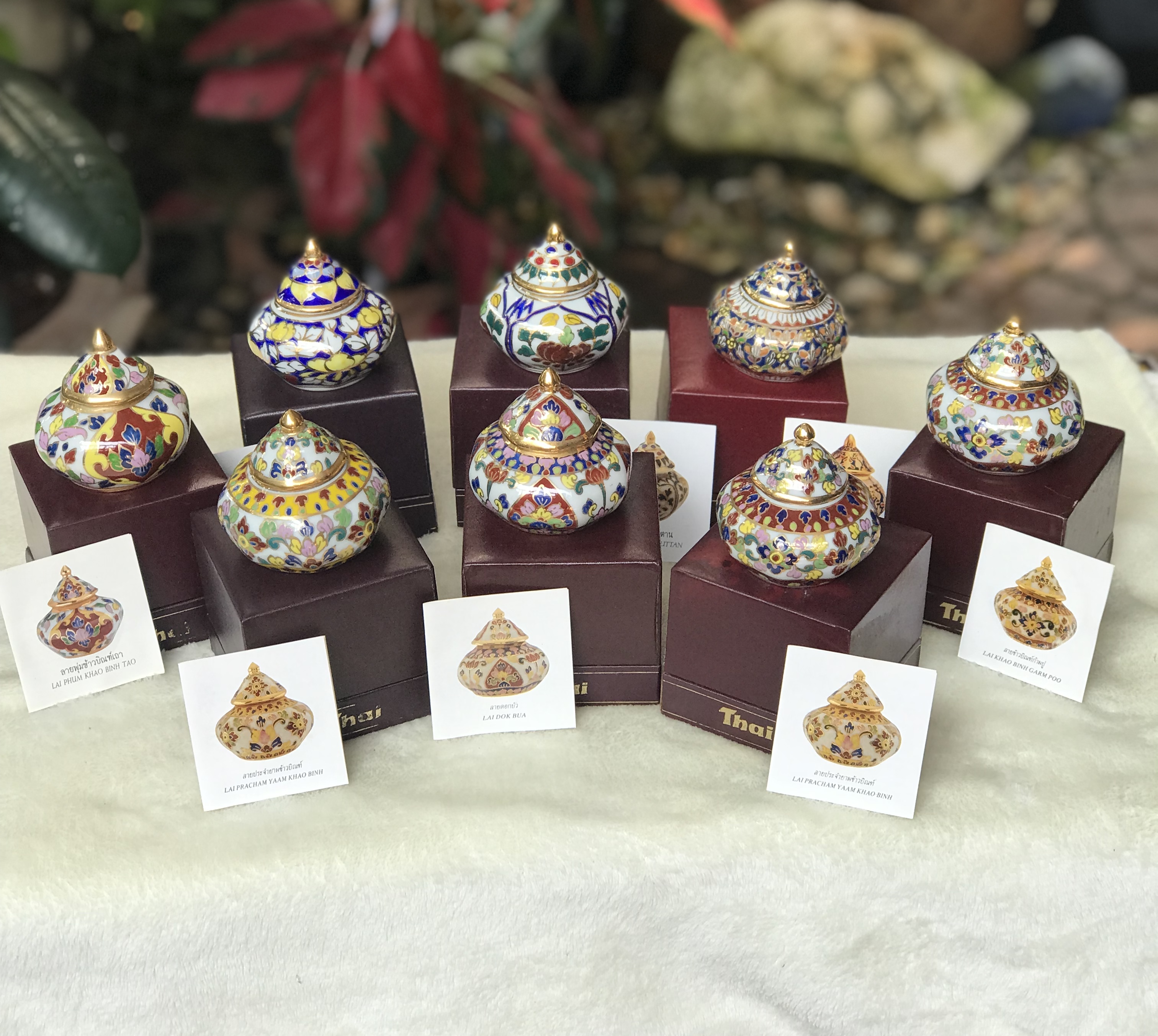 ￼เก่าเก็บ กล่องไม่สวย ของที่ระลึกการบินไทย โถแป้งเจิม โถปริก ผอบเบญจรงค์น้ำทอง Thai Benjarong Porcelain Small Ginger Jar